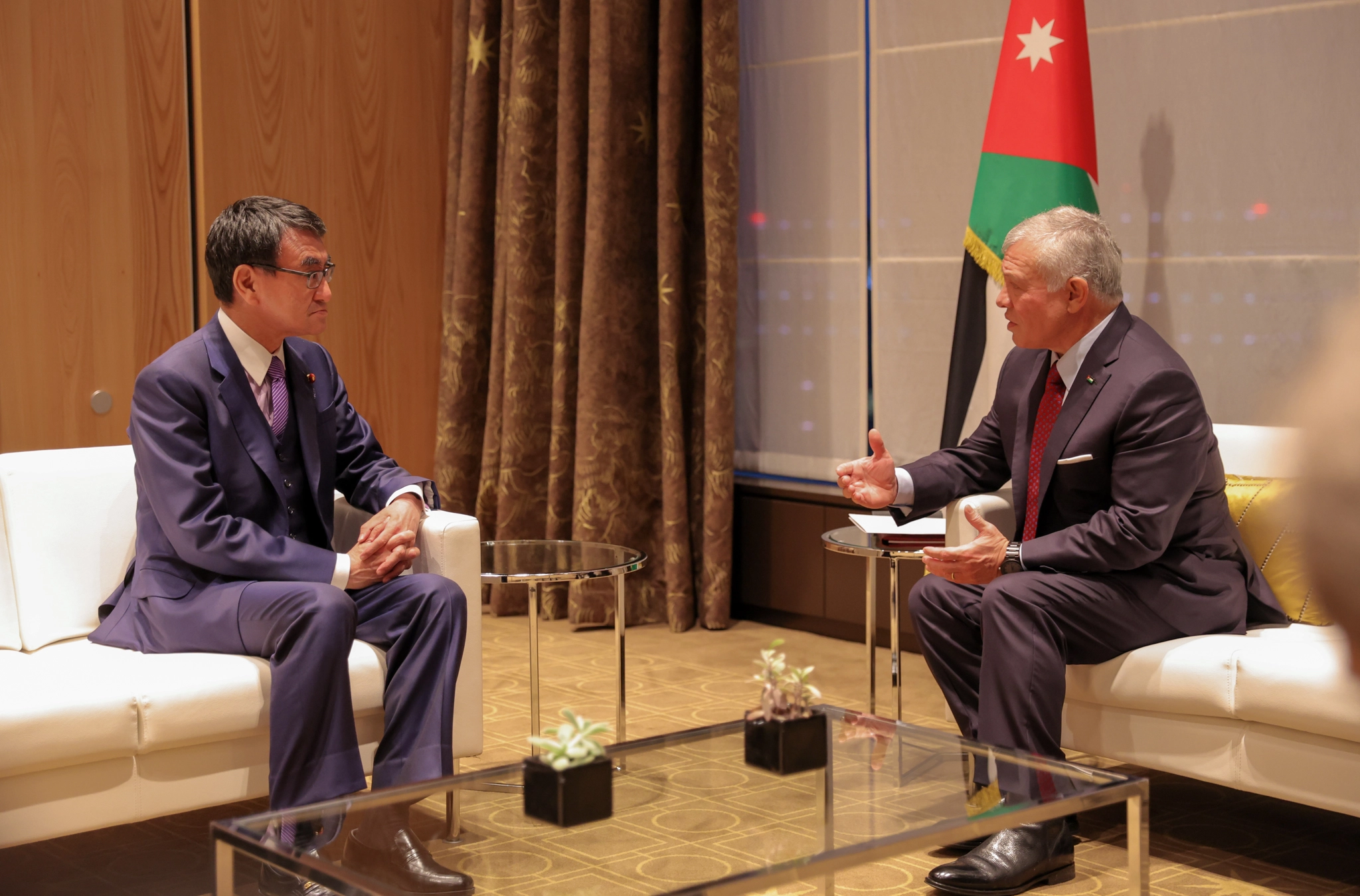 King discusses economic cooperation with Japan officials