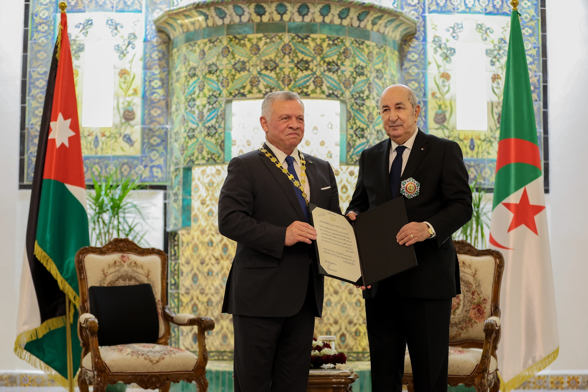 King attends state dinner hosted by Algerian president