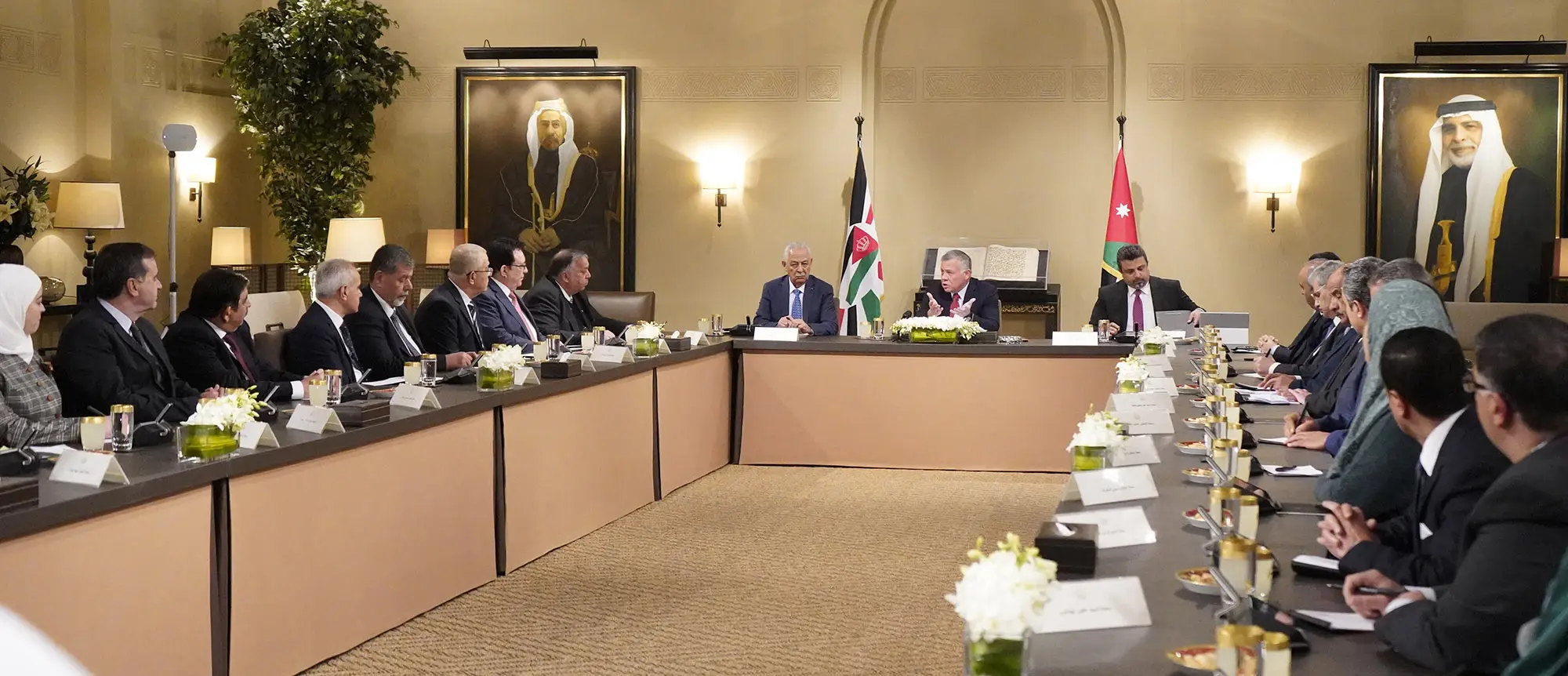 King meets Amman Group for Future Dialogues, calls for benefiting from national expertise in various fields