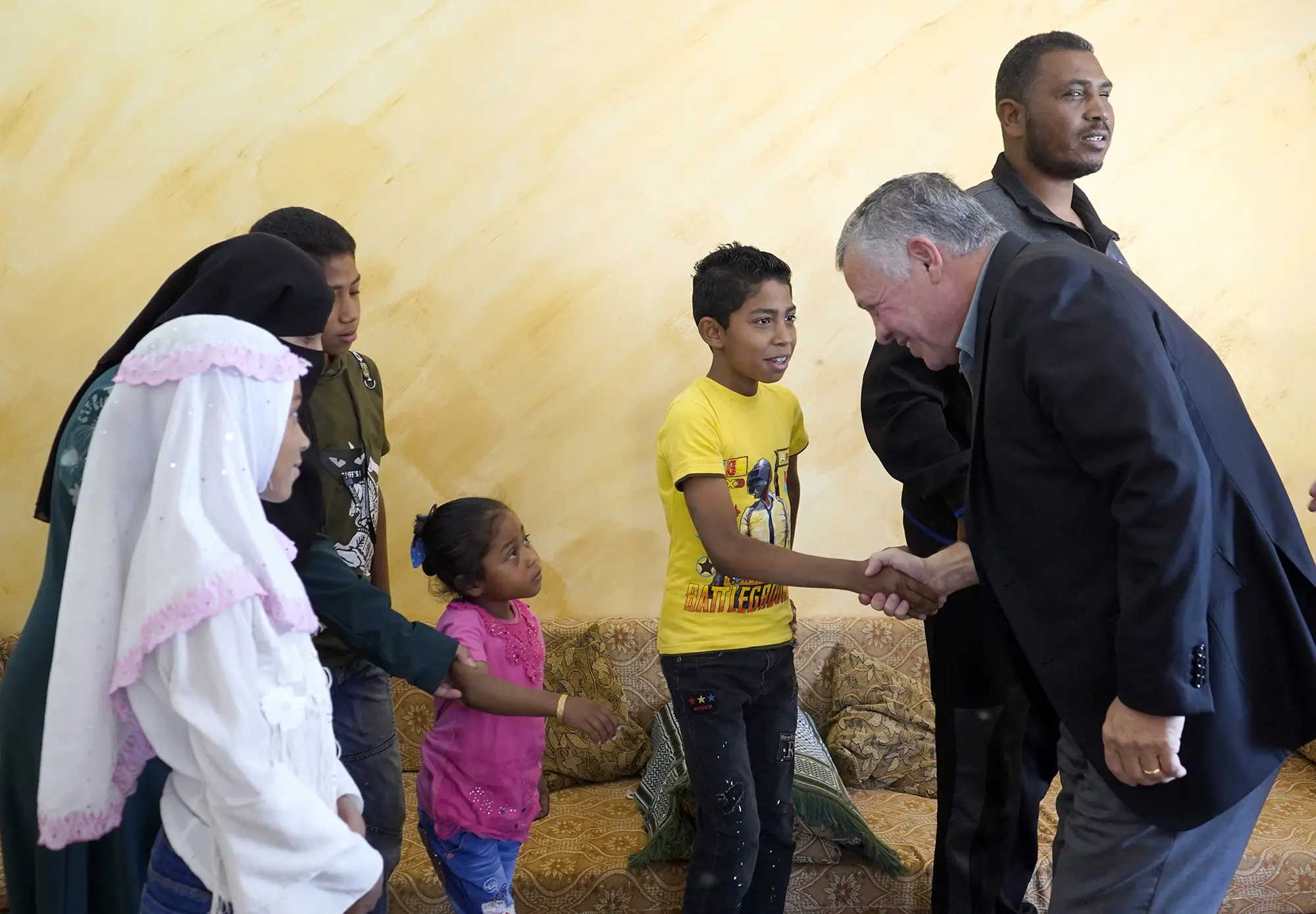 King visits Al Mukheiba town in Irbid on first Friday of Ramadan