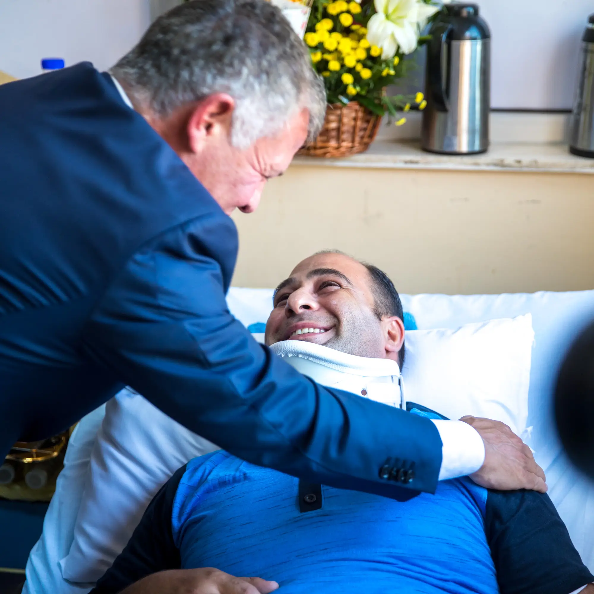 King, accompanied by Crown Prince, checks on security personnel injured in Fuheis, Salt