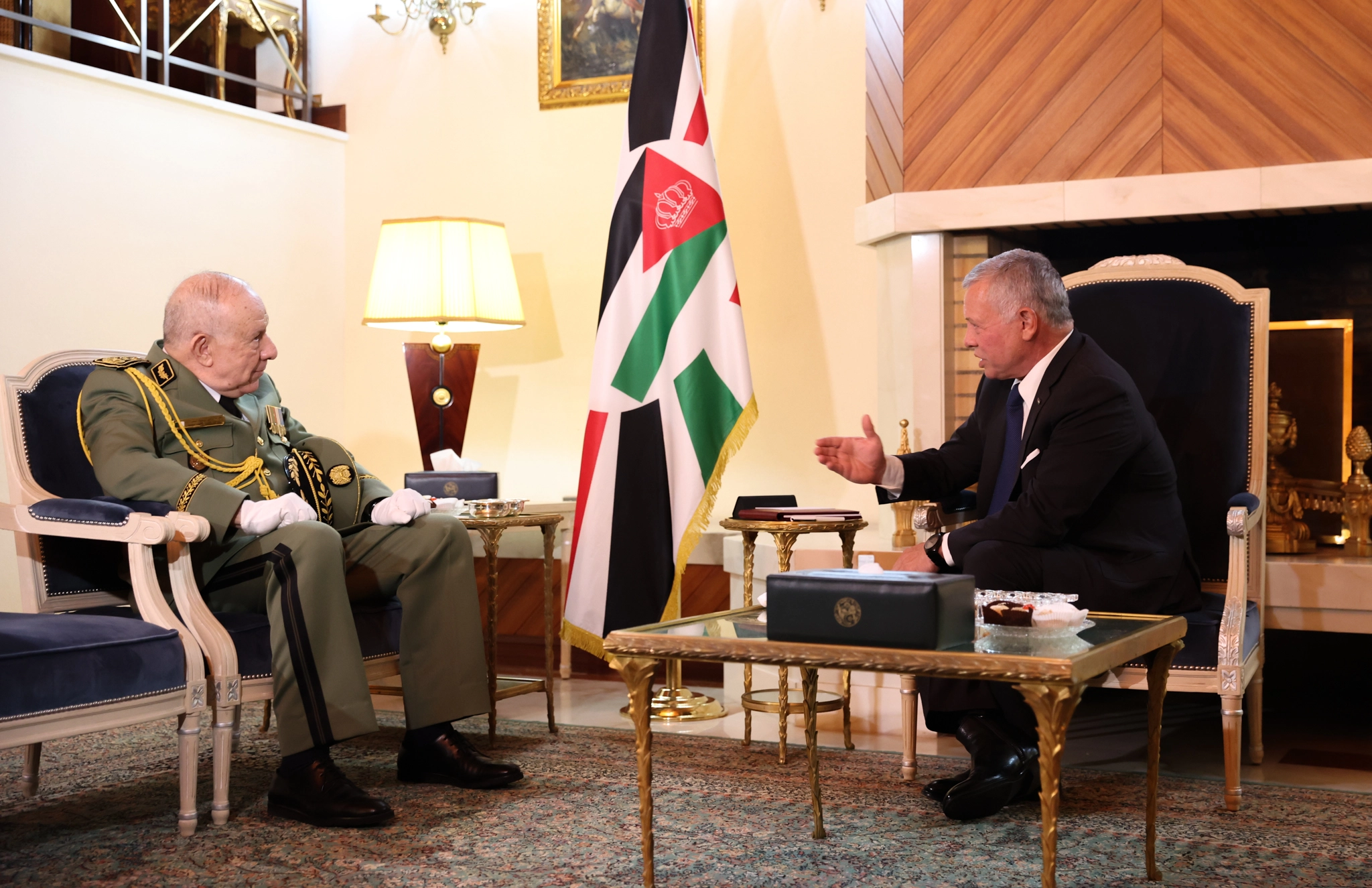 King meets senior Algerian officials