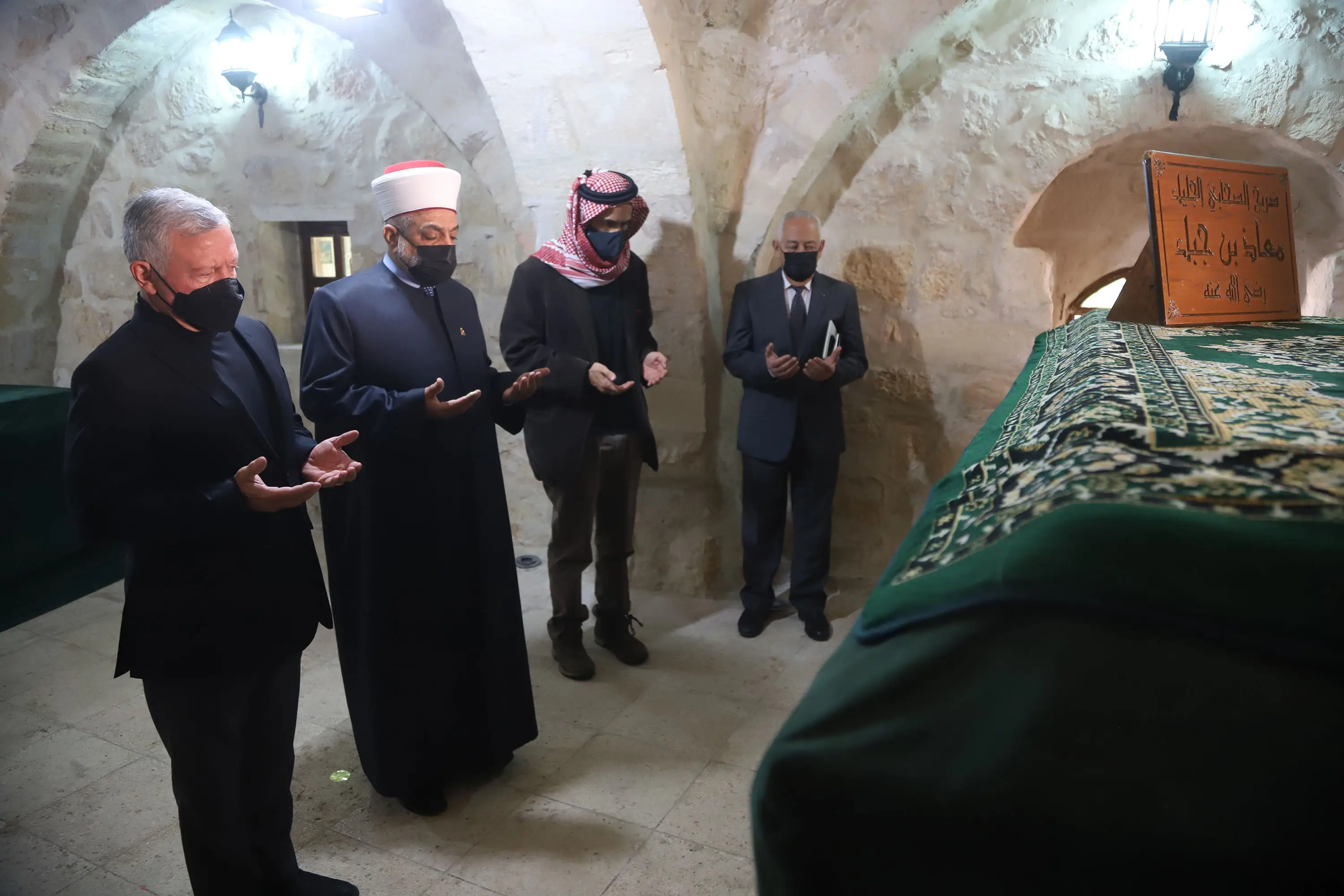 الملك يزور مقام الصحابي معاذ بن جبل في الأغوار الشمالية