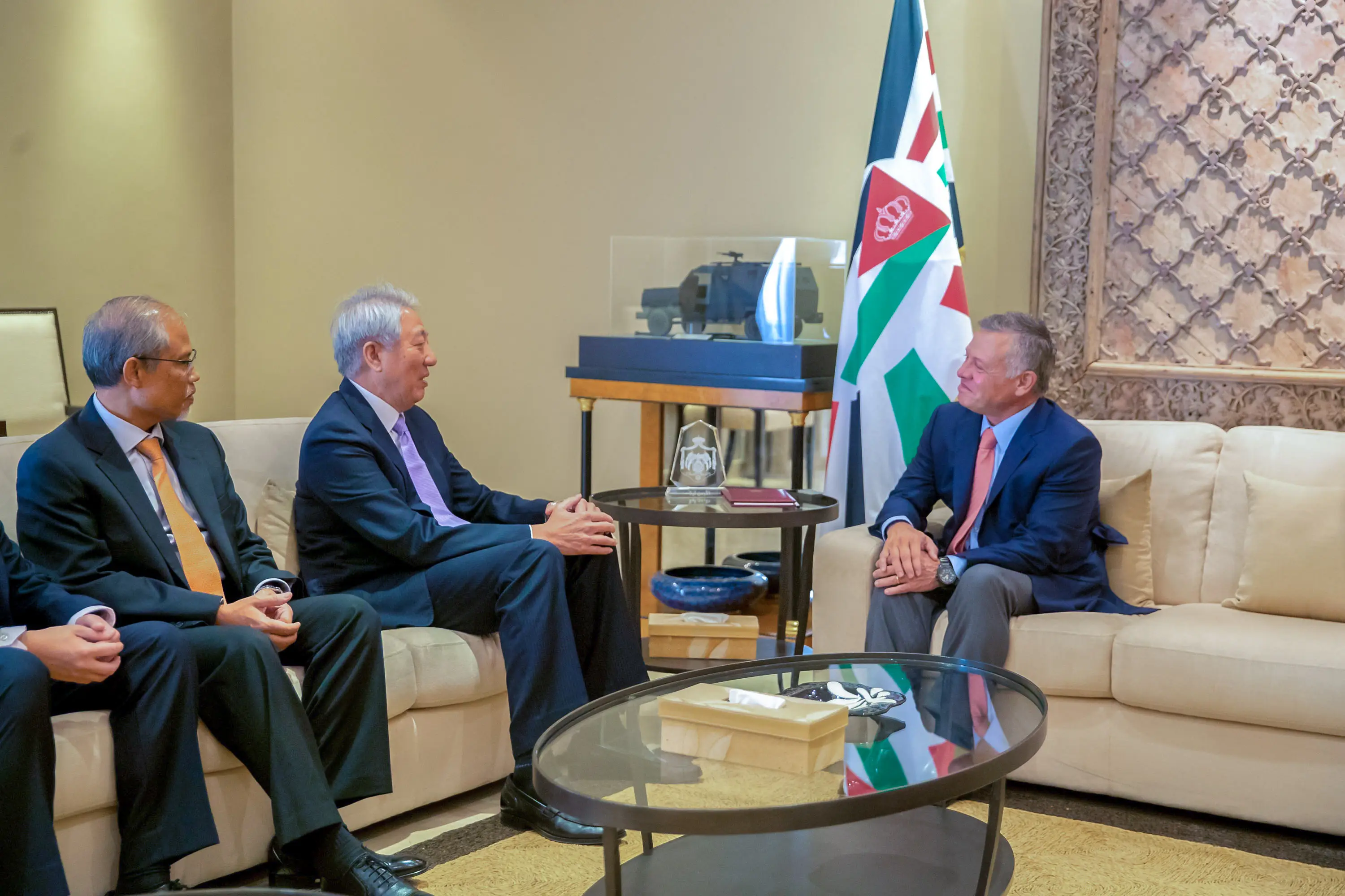 King receives deputy PM of Singapore