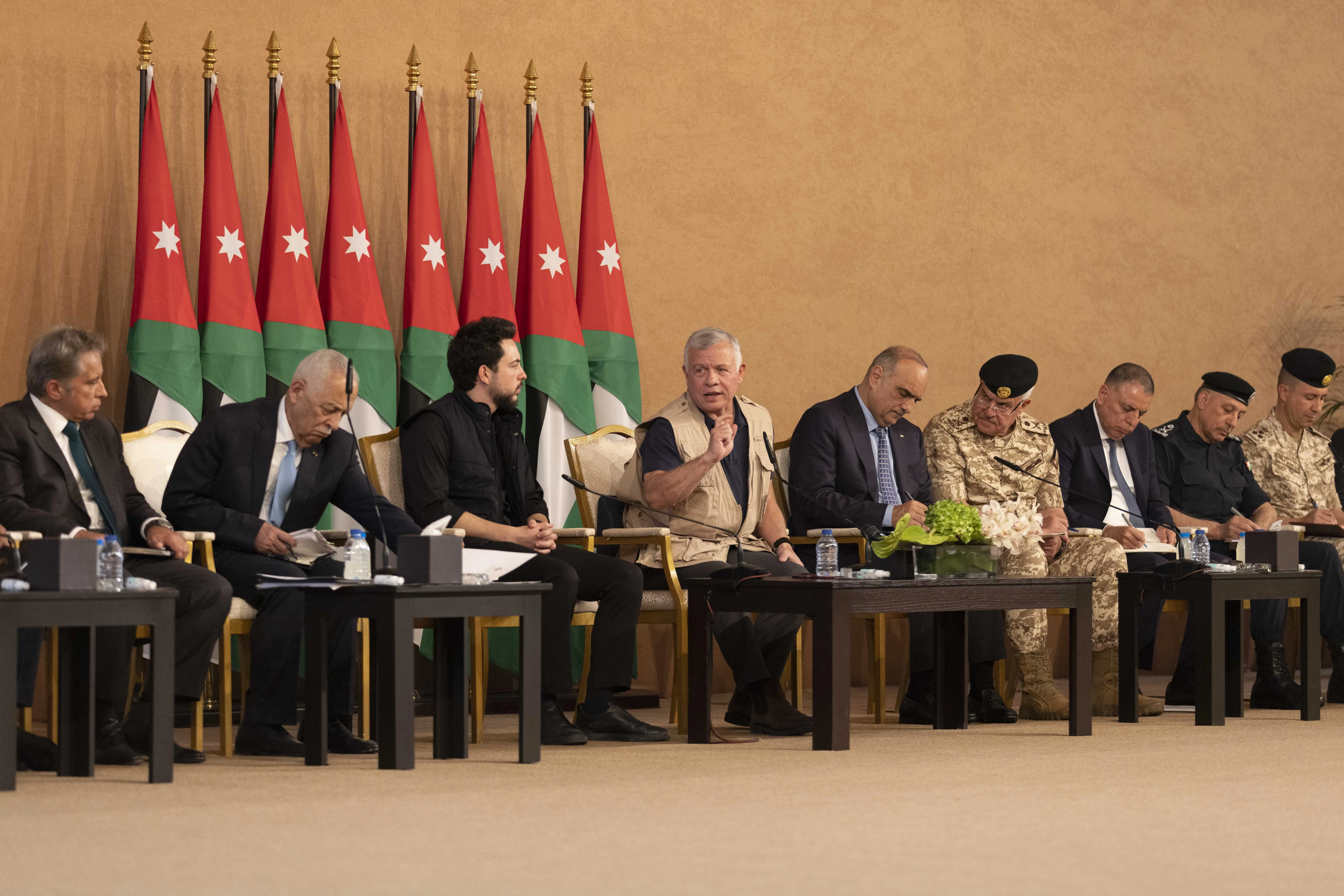 الملك يلتقي عددا من شيوخ ووجهاء محافظة جرش
