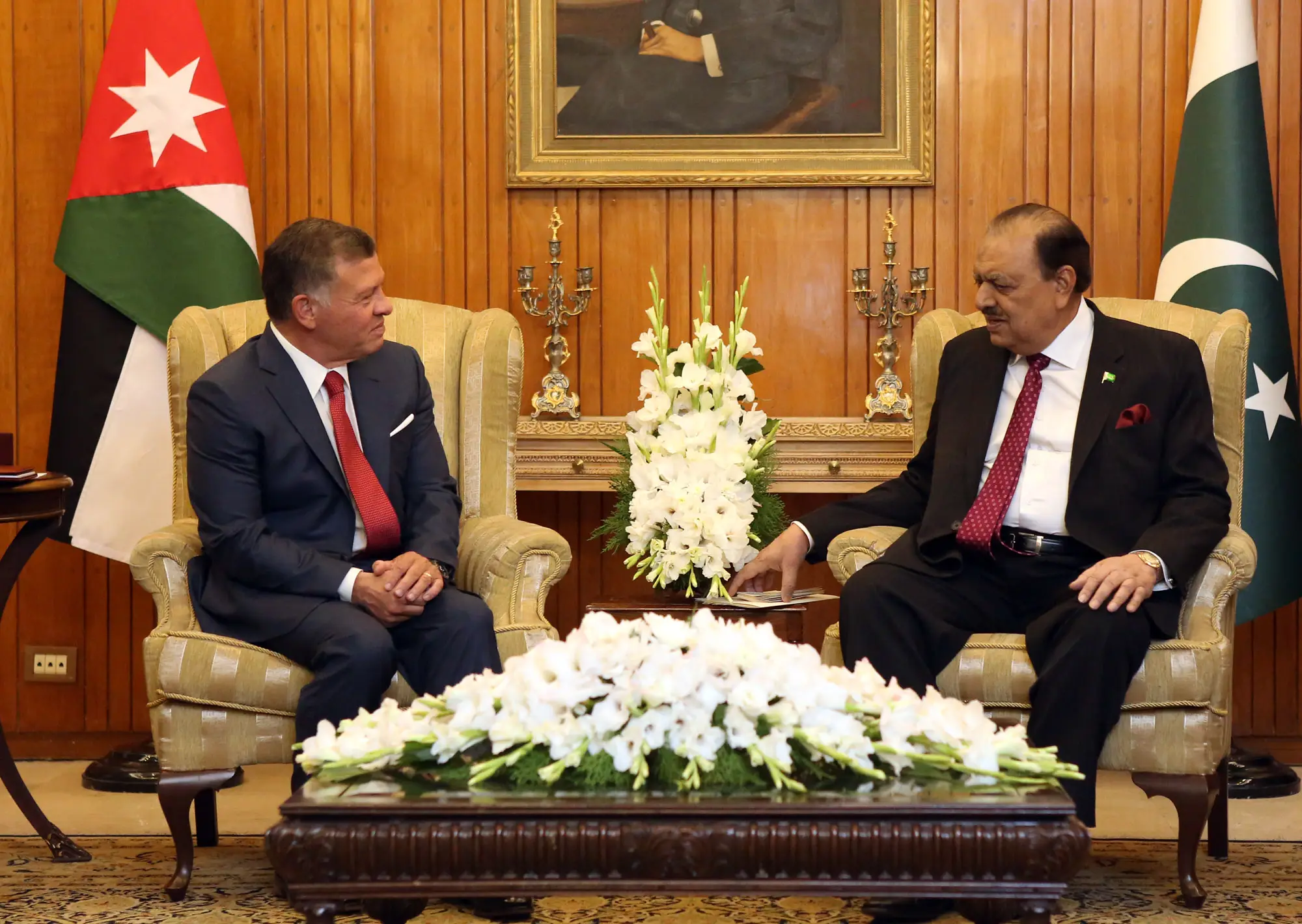 King holds talks with Pakistan president in Islamabad