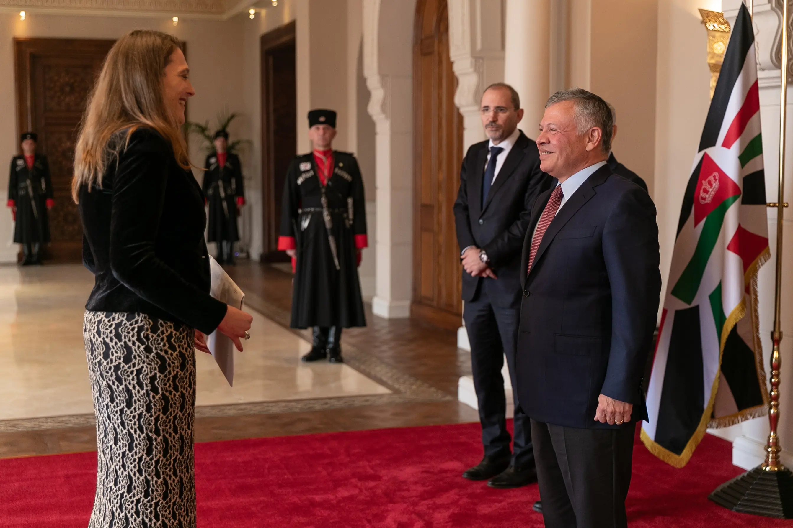 King accepts credentials of new ambassadors to Jordan