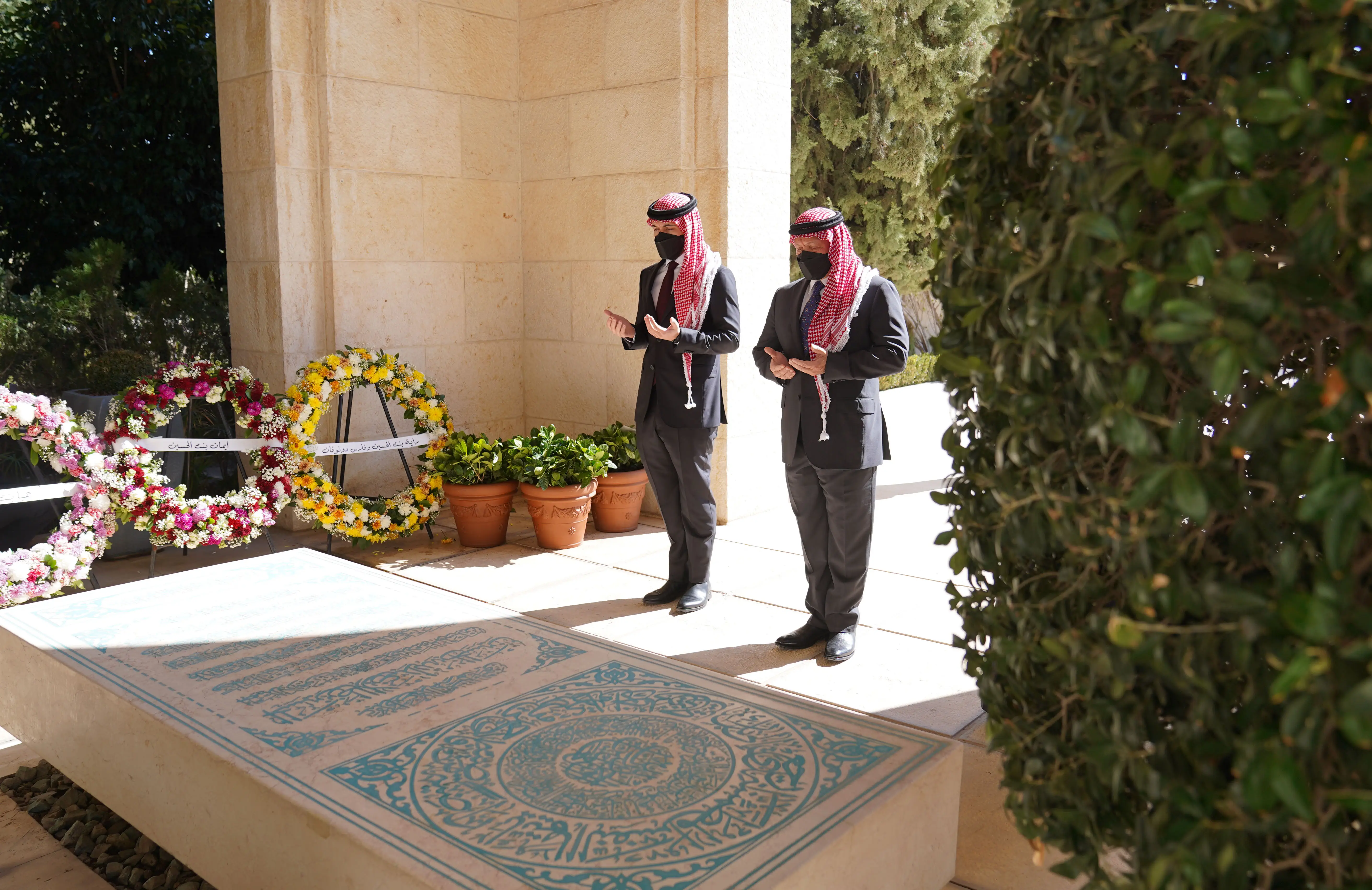 الملك وولي العهد يزوران ضريح المغفور له الملك الحسين