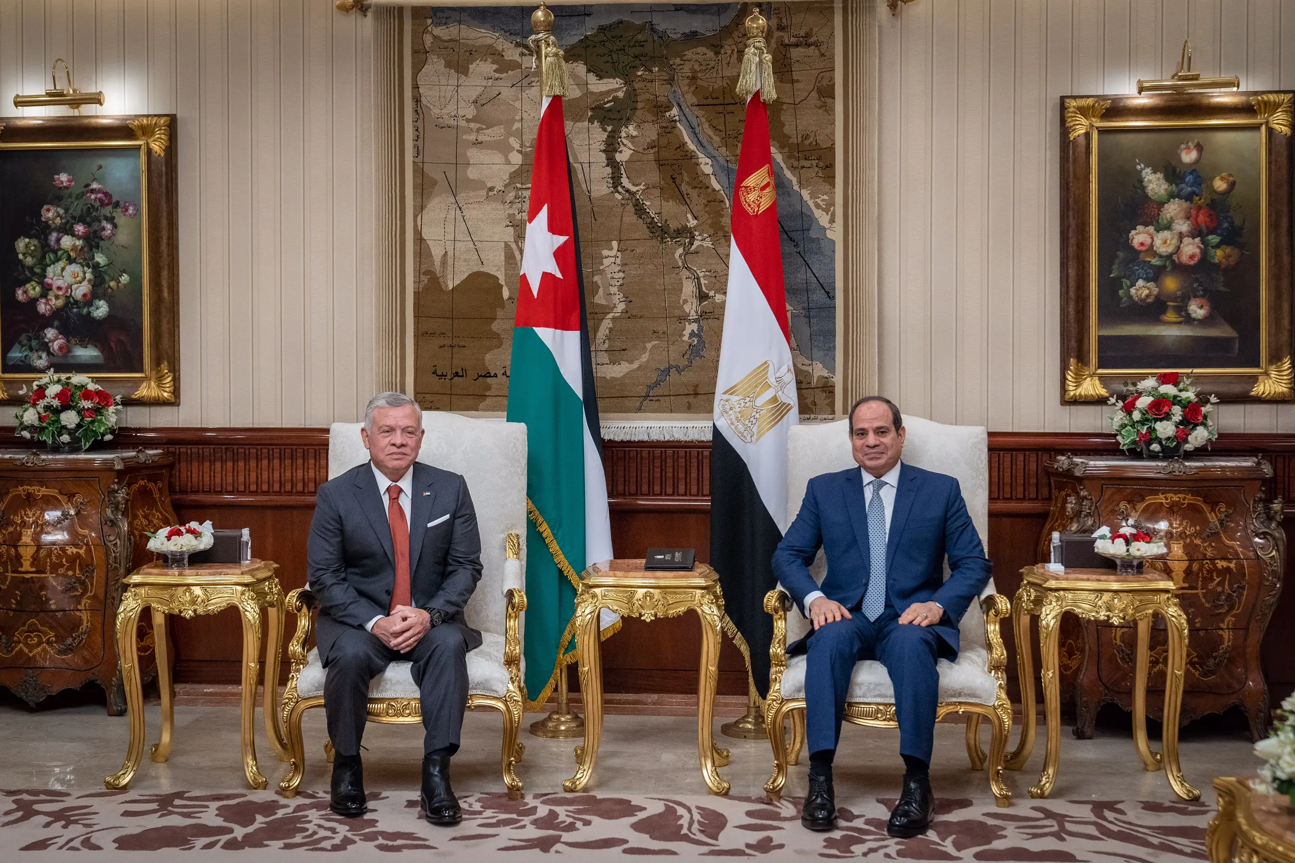 الملك والرئيس المصري يبحثان في القاهرة العلاقات الثنائية والتطورات في المنطقة