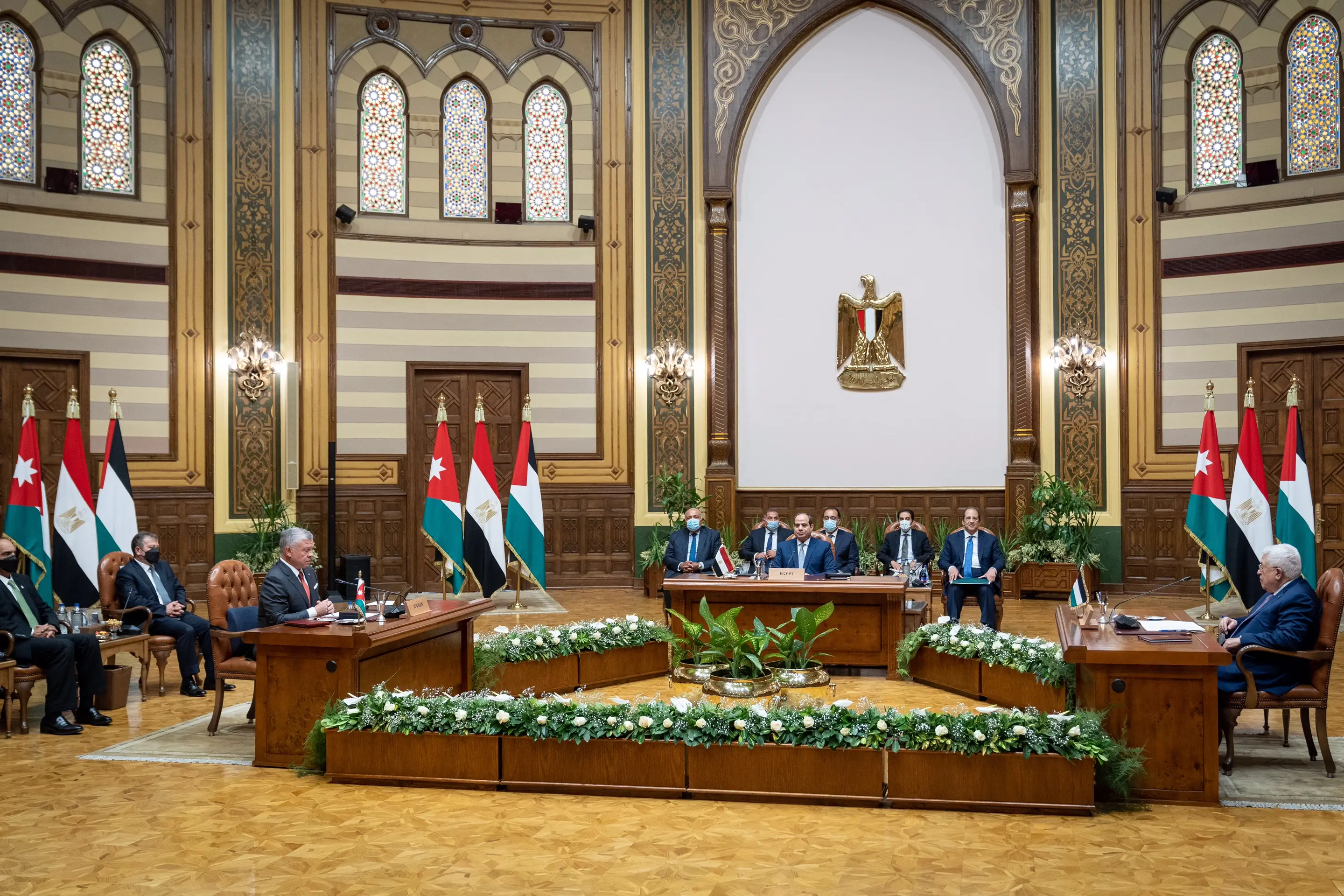 الملك والرئيسان المصري والفلسطيني يعقدون قمة ثلاثية في القاهرة