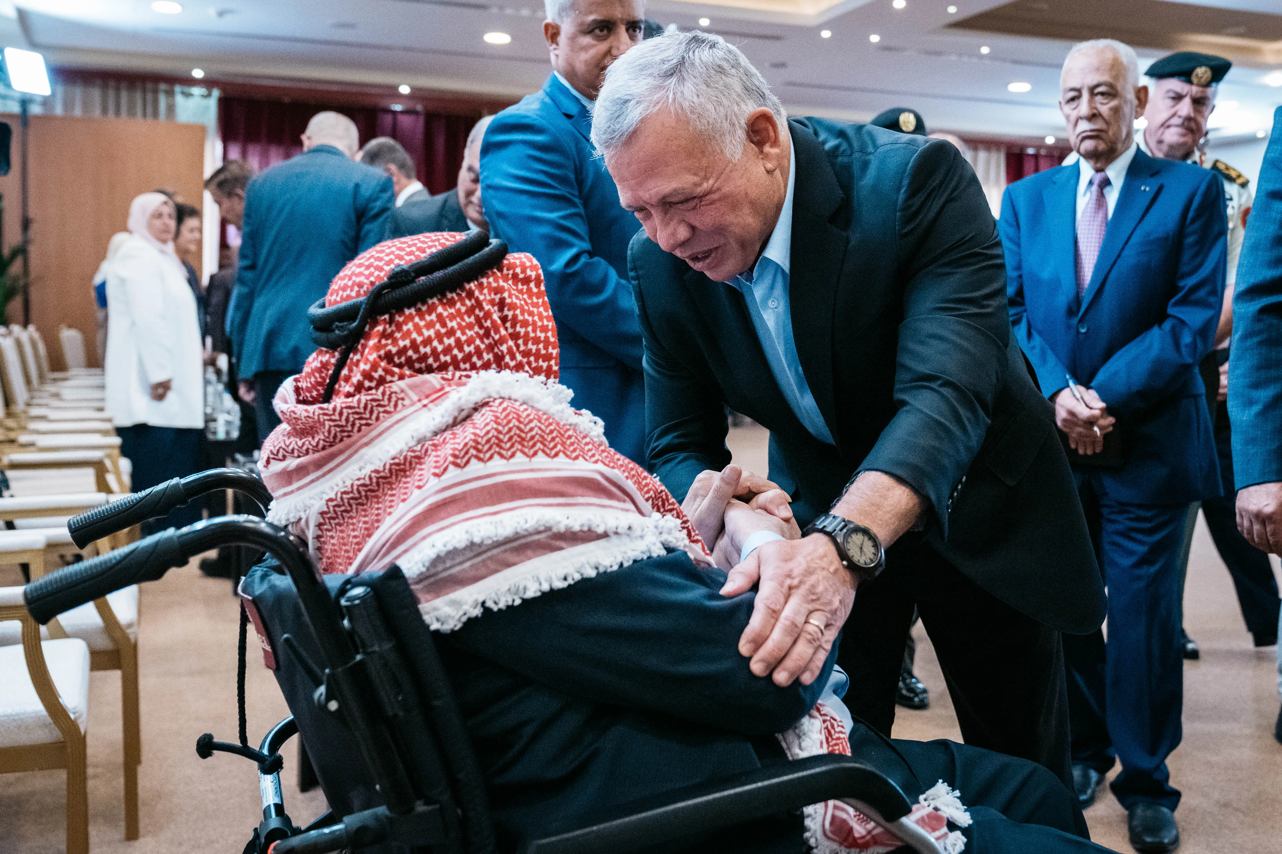 الملك يلتقي متقاعدين عسكريين في نادي ضباط إقليم الشمال