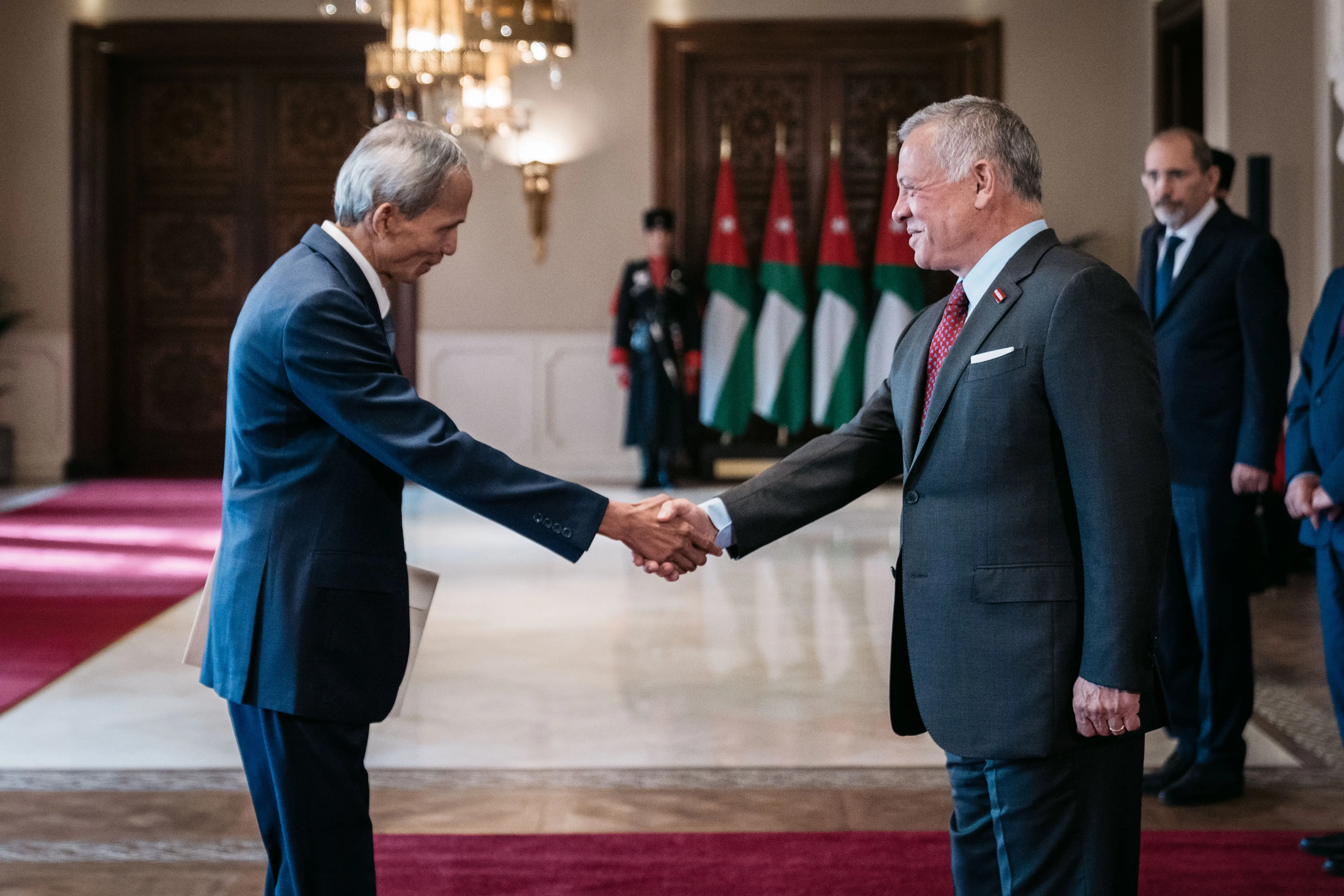 King accepts credentials of new ambassadors to Jordan