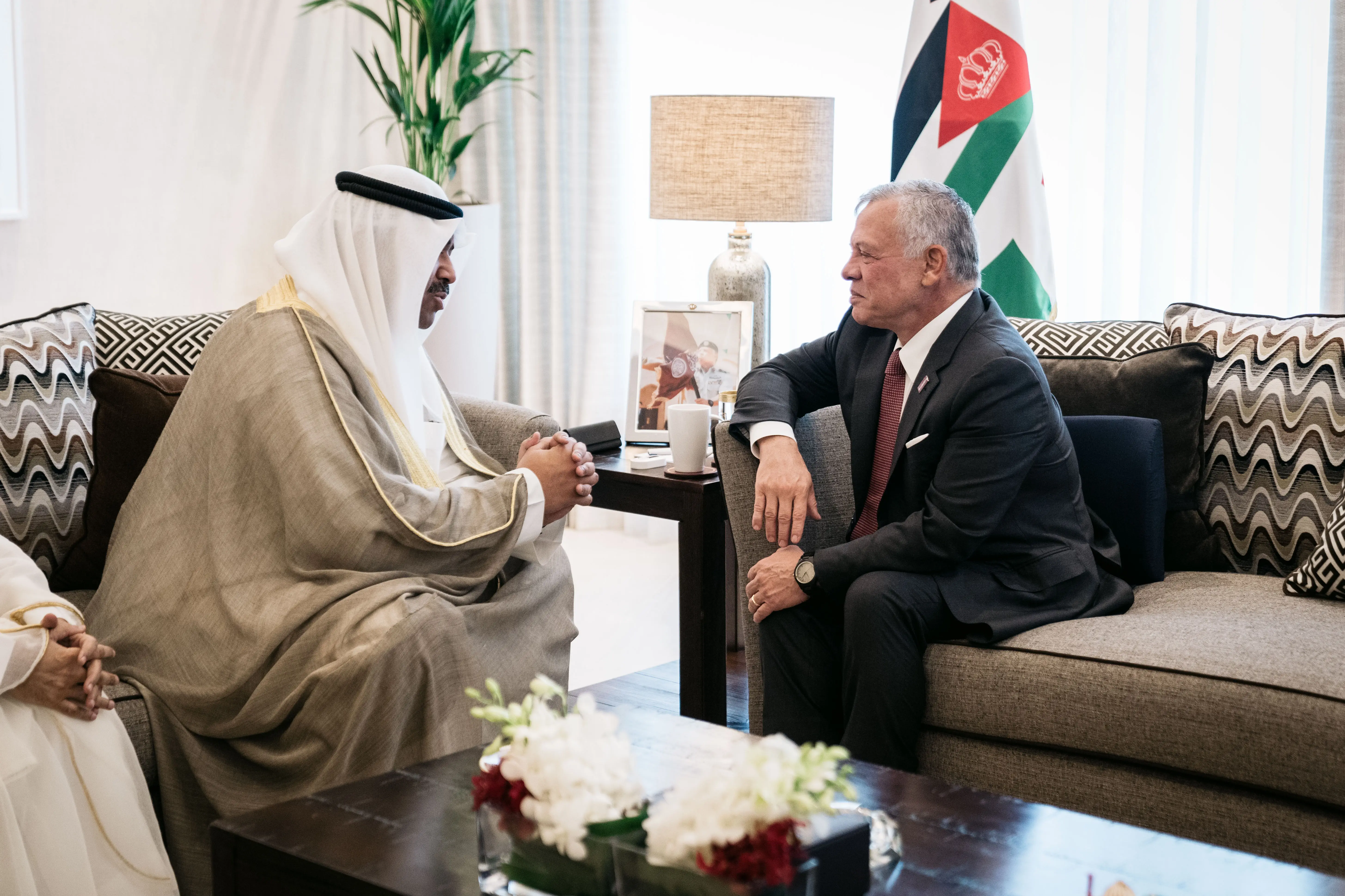 King meets Kuwaiti, Saudi defence officials in Aqaba