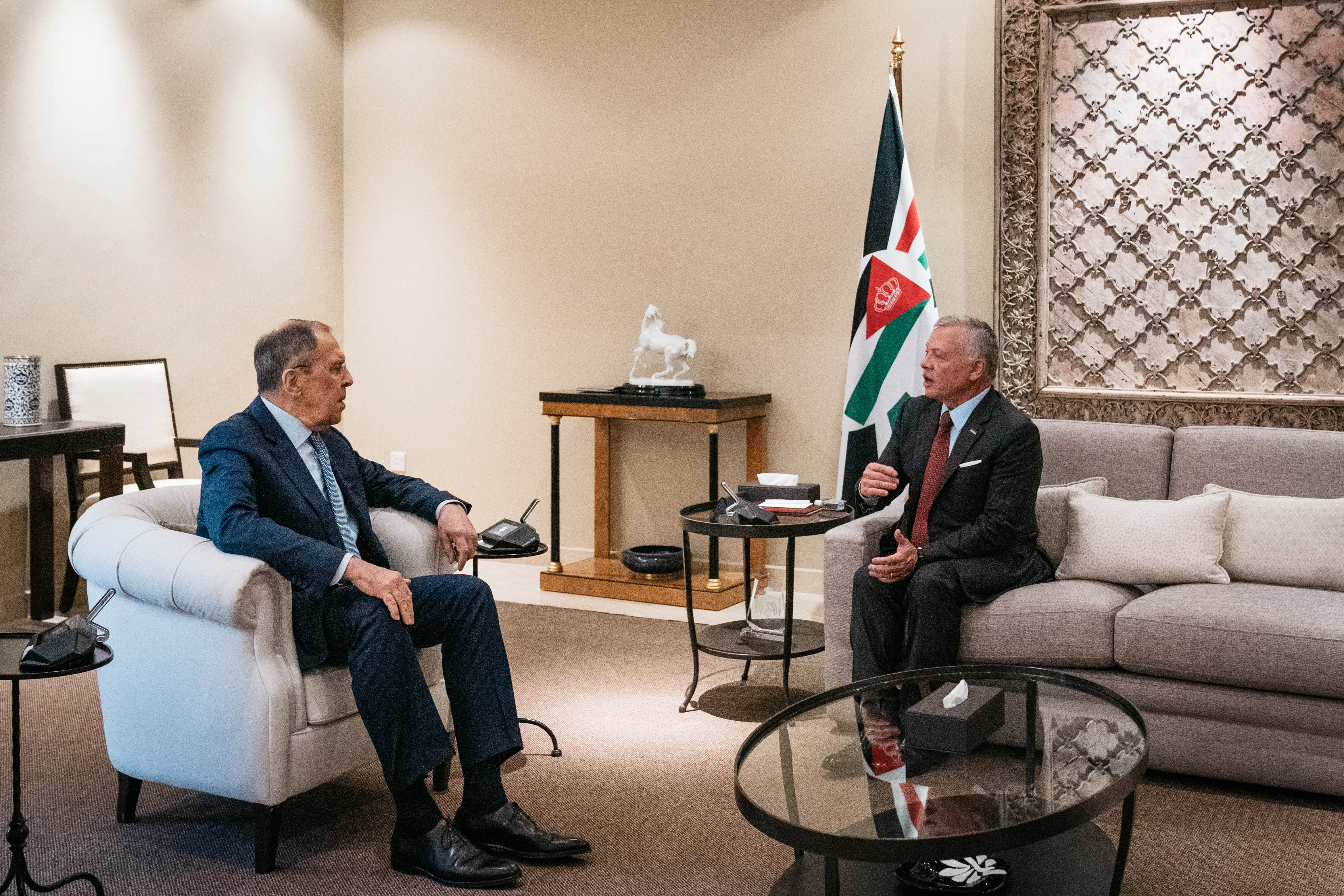 King receives Russian FM, stresses need to stabilise southern Syria