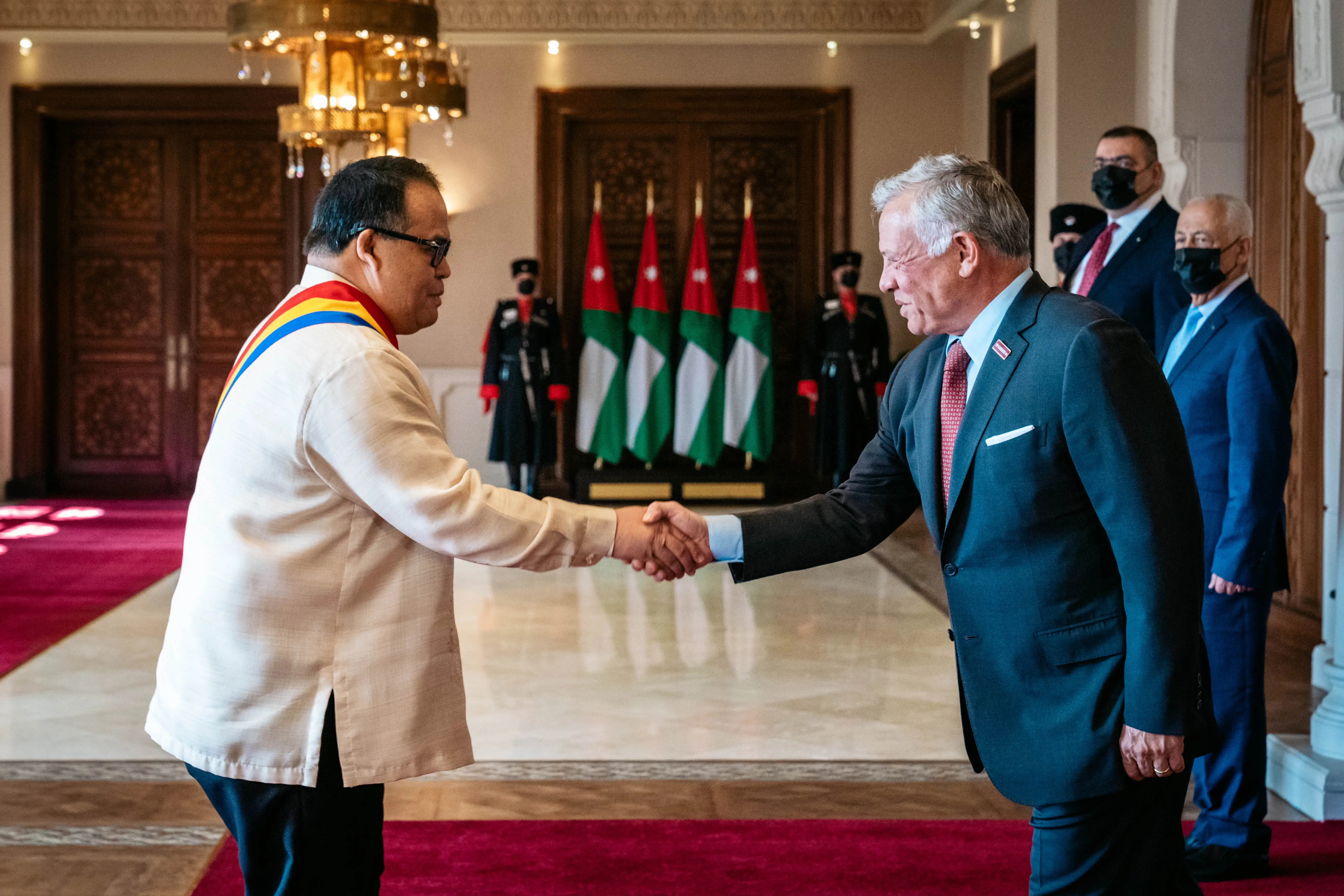 King accepts credentials of new ambassadors to Jordan