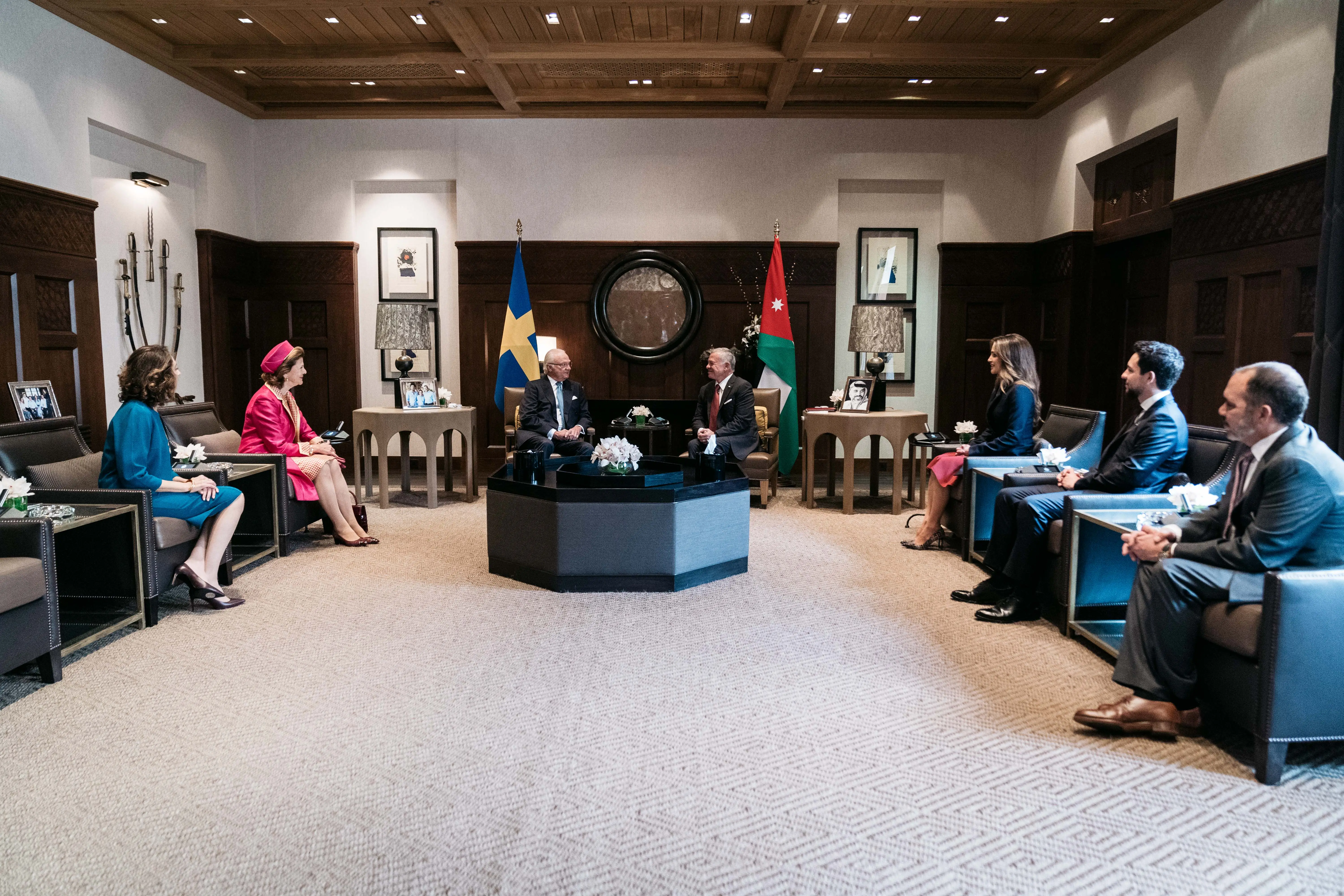 King discusses ties, regional, international developments with Sweden monarch