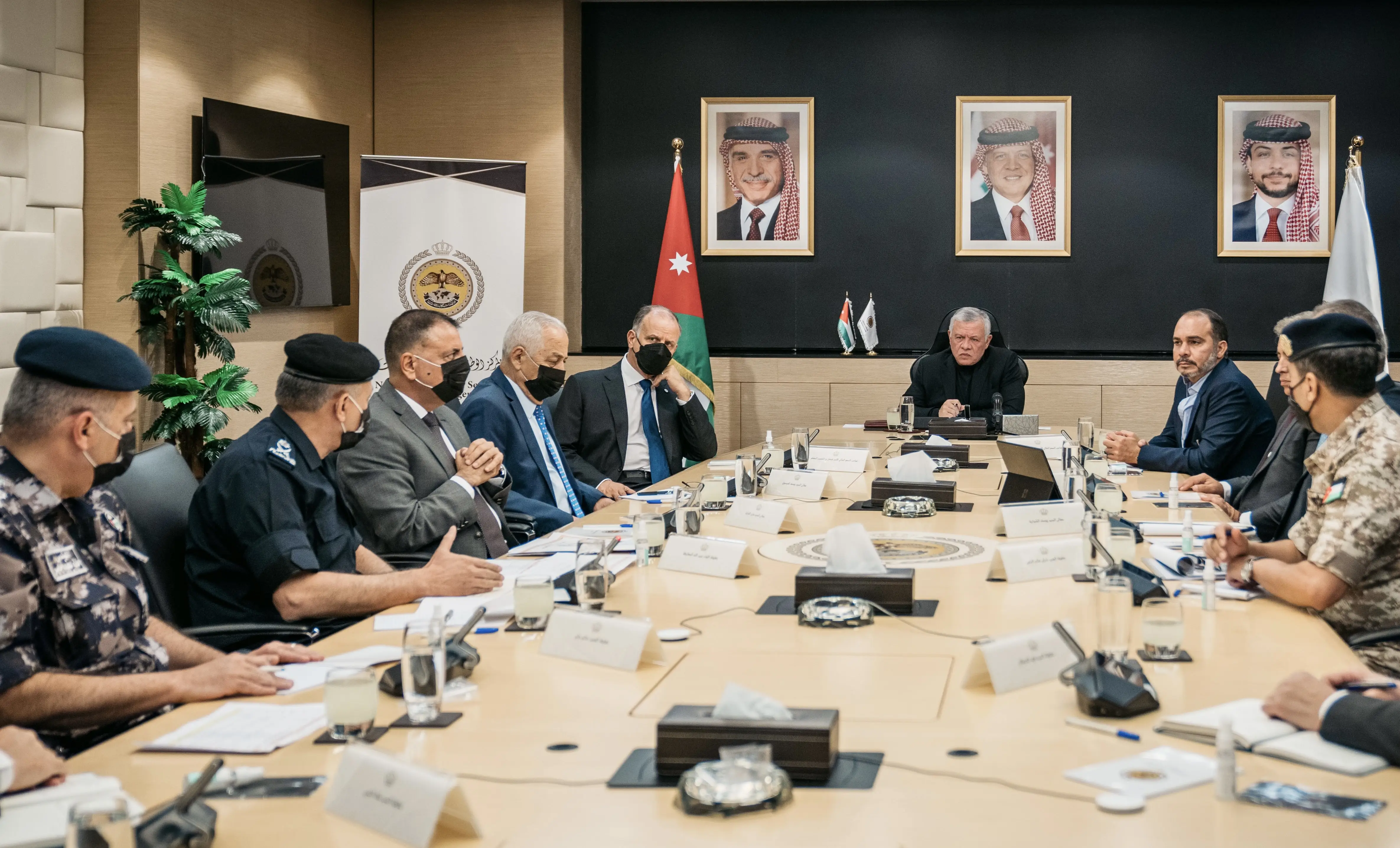 الملك يرأس اجتماعا في المركز الوطني للأمن وإدارة الأزمات فور عودته إلى أرض الوطن
