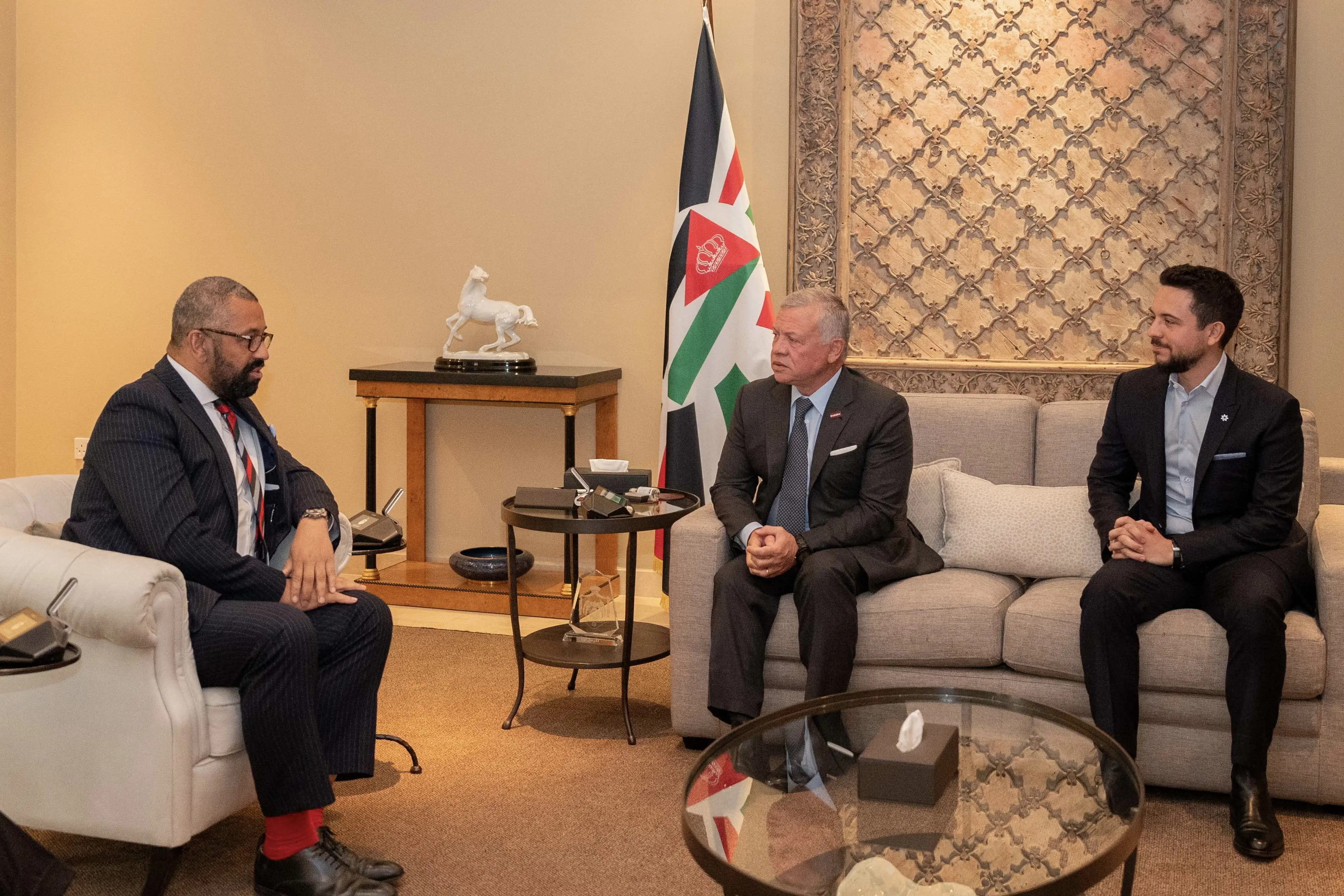 King receives UK foreign secretary