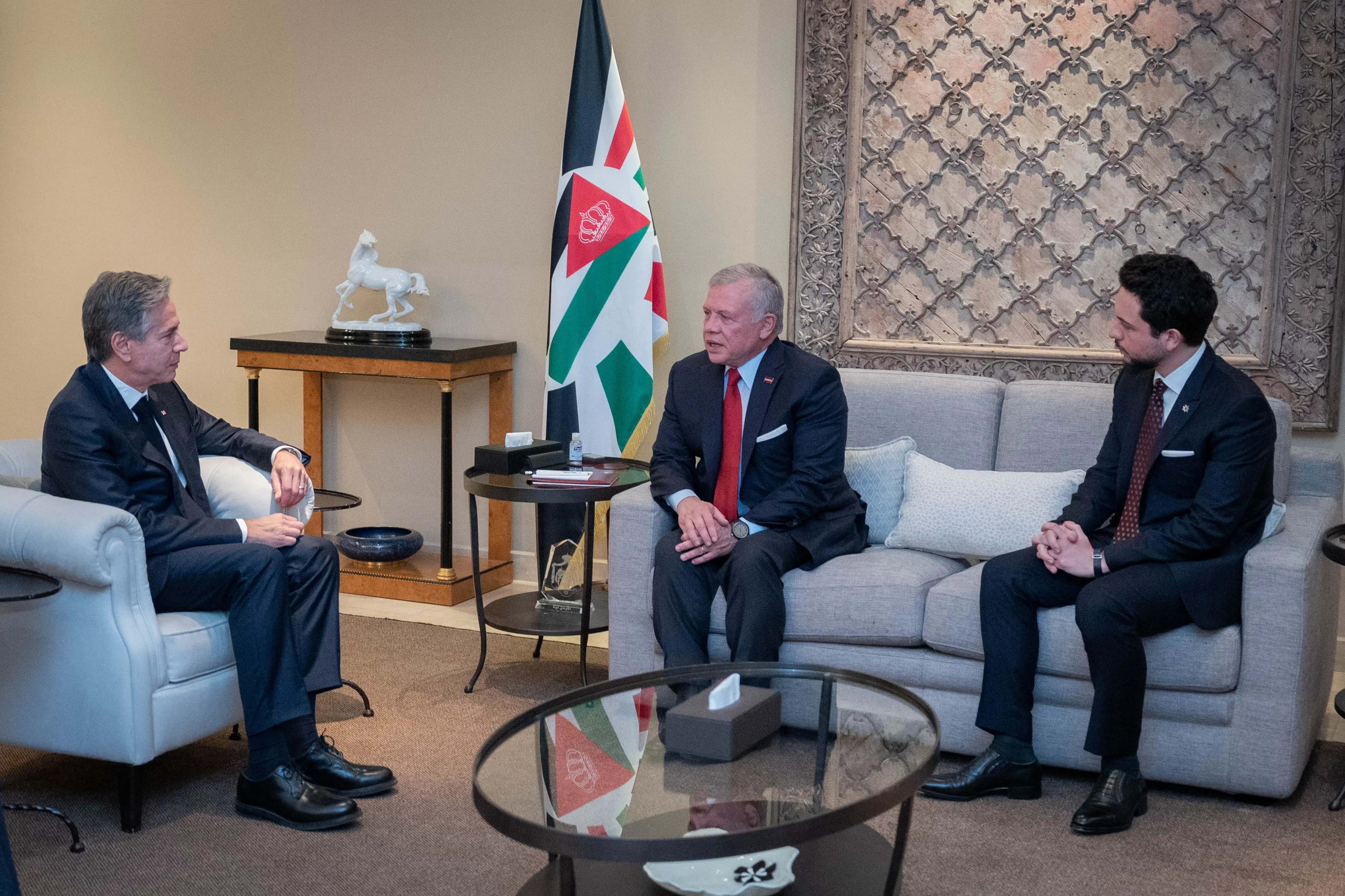 King meets US secretary of state, calls for end to war on Gaza