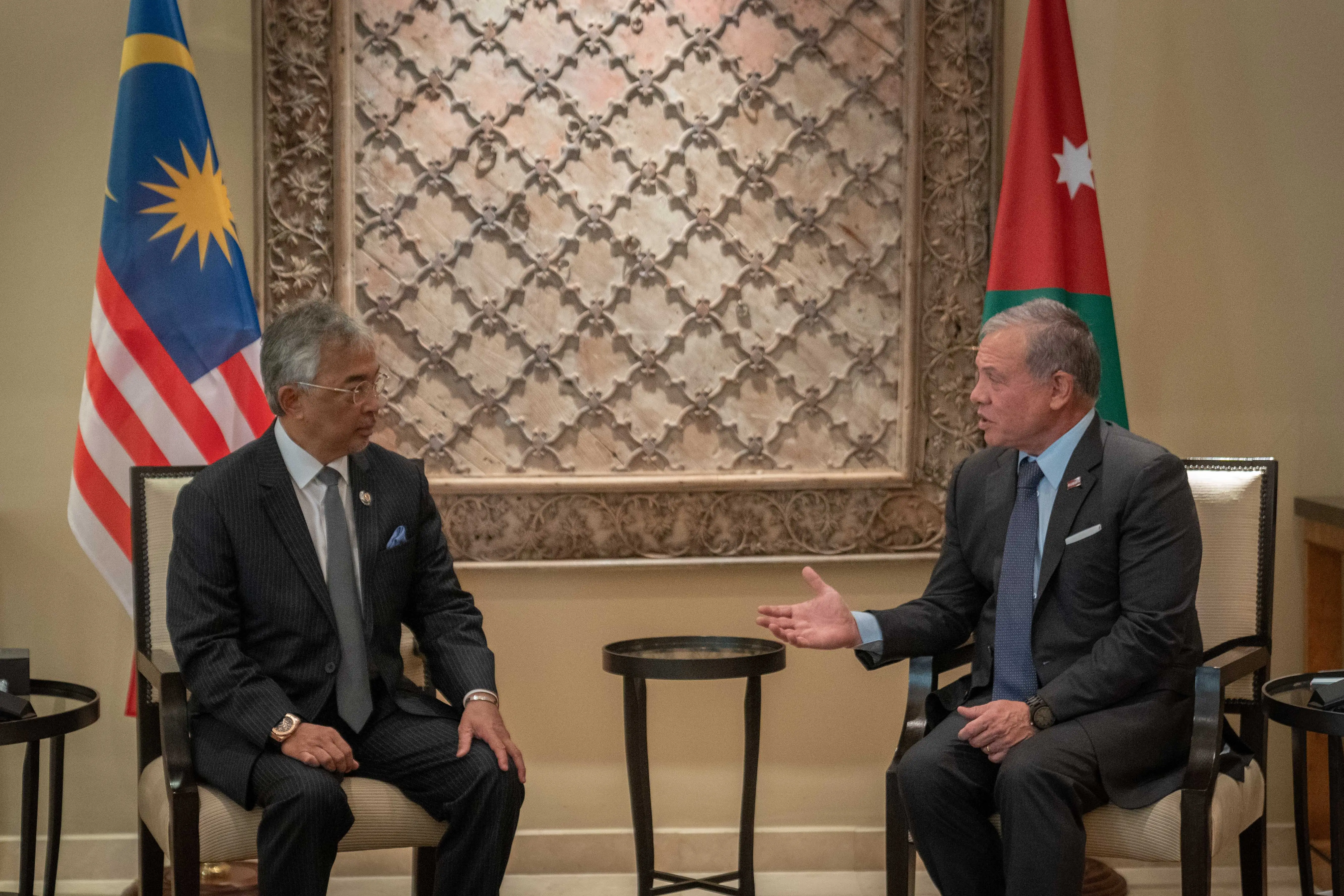 King receives Malaysia monarch