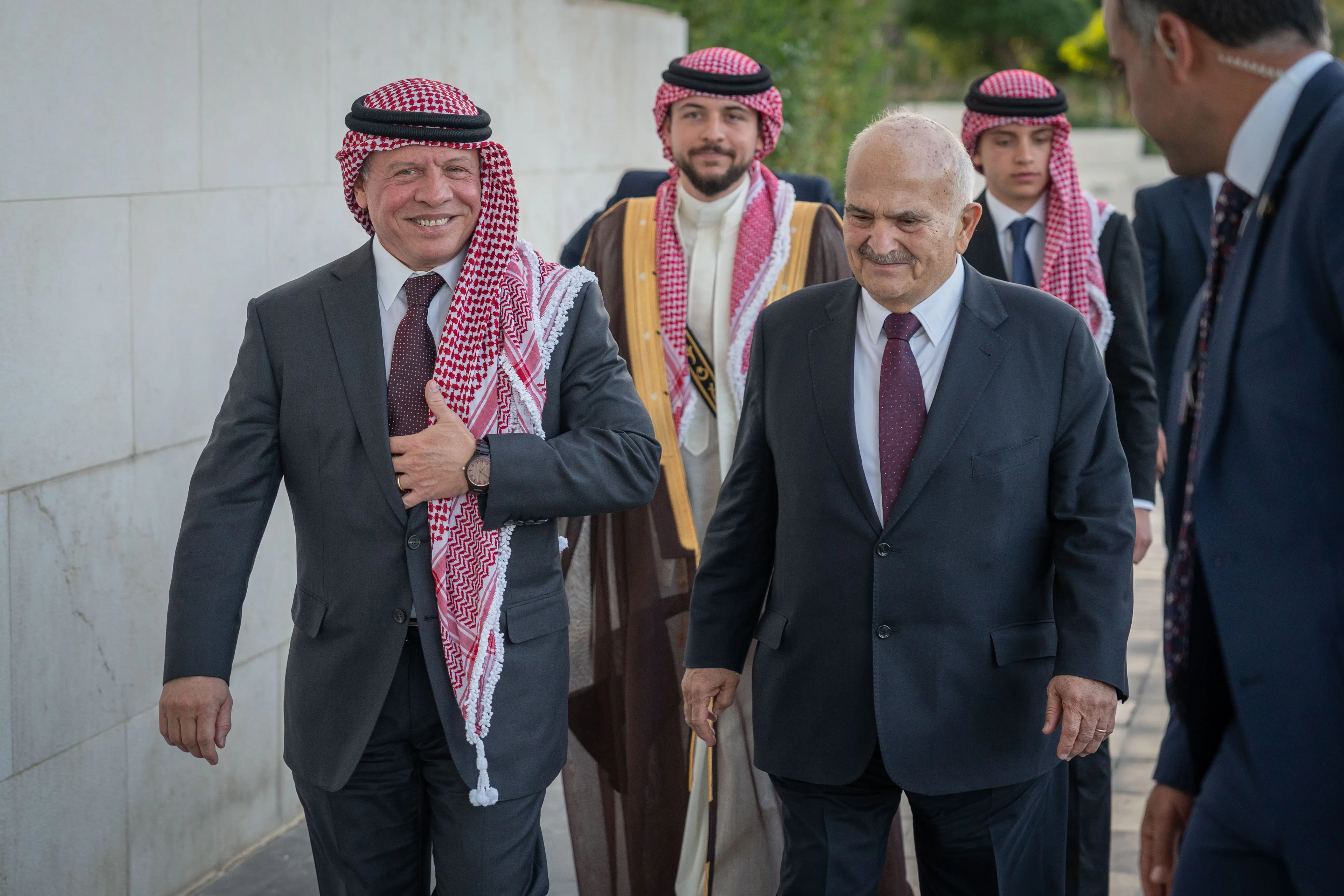 King hosts dinner banquet to celebrate Crown Prince’s wedding