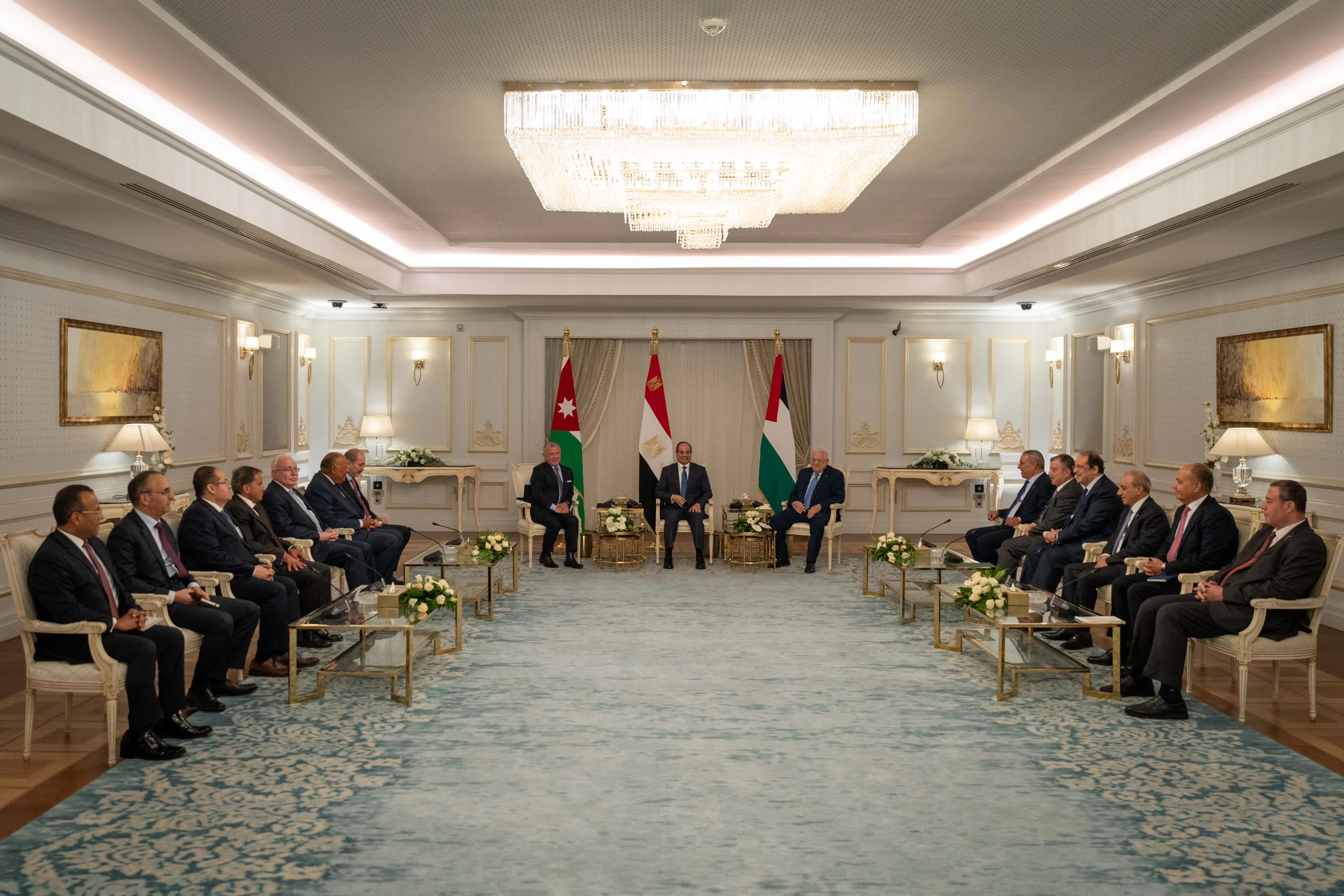 الملك والرئيسان المصري والفلسطيني يعقدون قمة بالعلمين