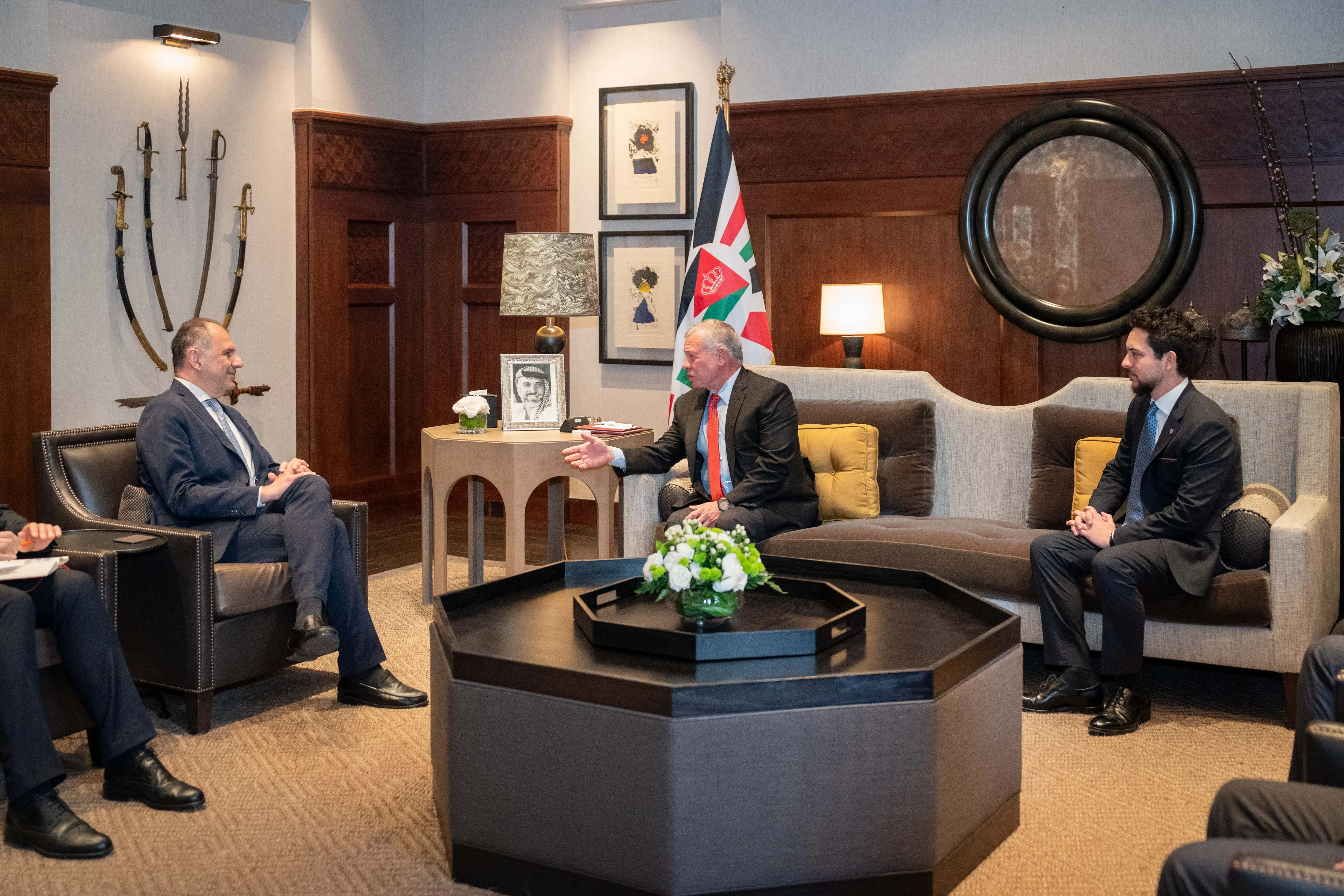 King receives Greek FM, stresses need to end aggression on Gaza