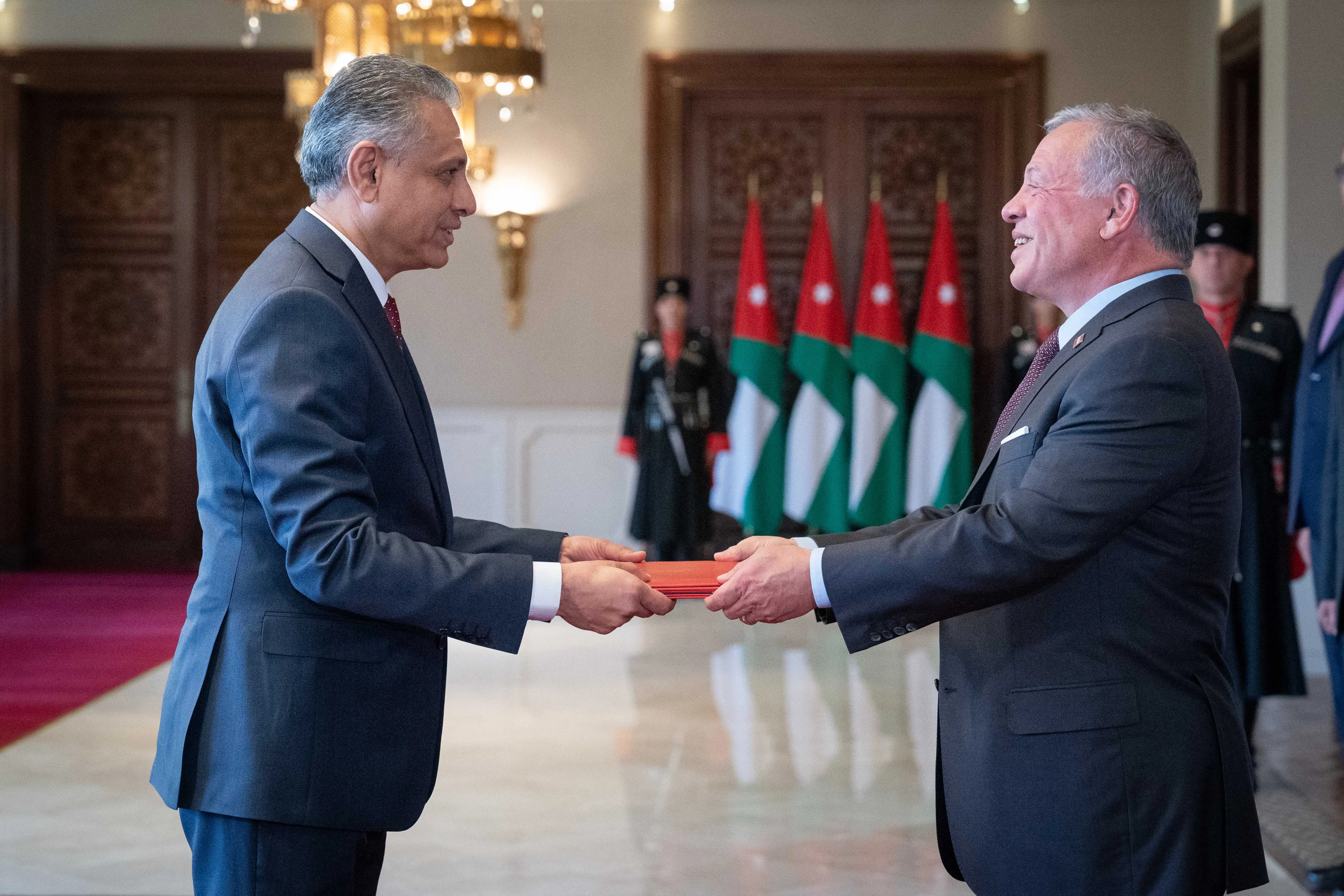 King accepts credentials of new ambassadors to Jordan