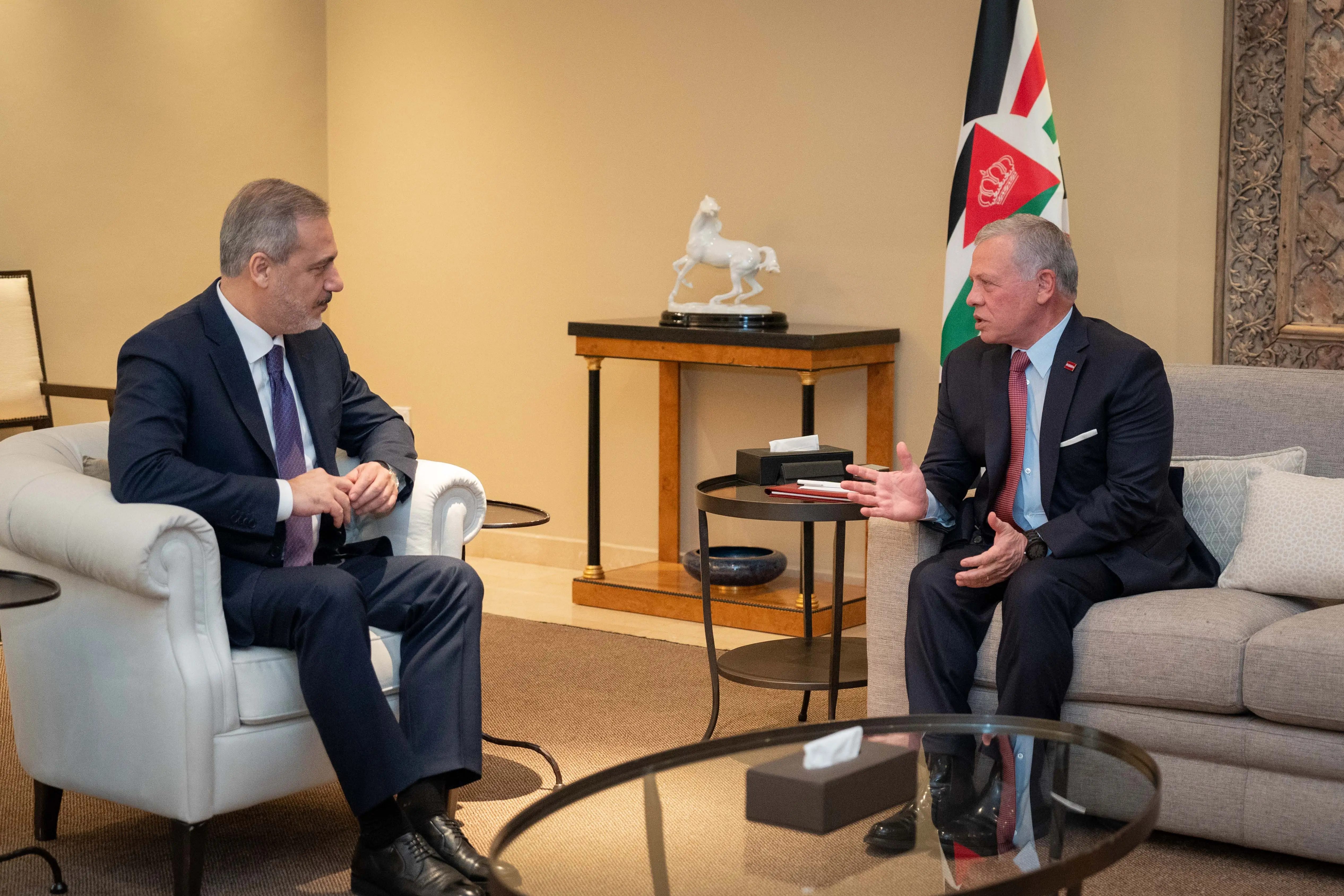 King receives Türkiye FM, urges immediate ceasefire in Gaza