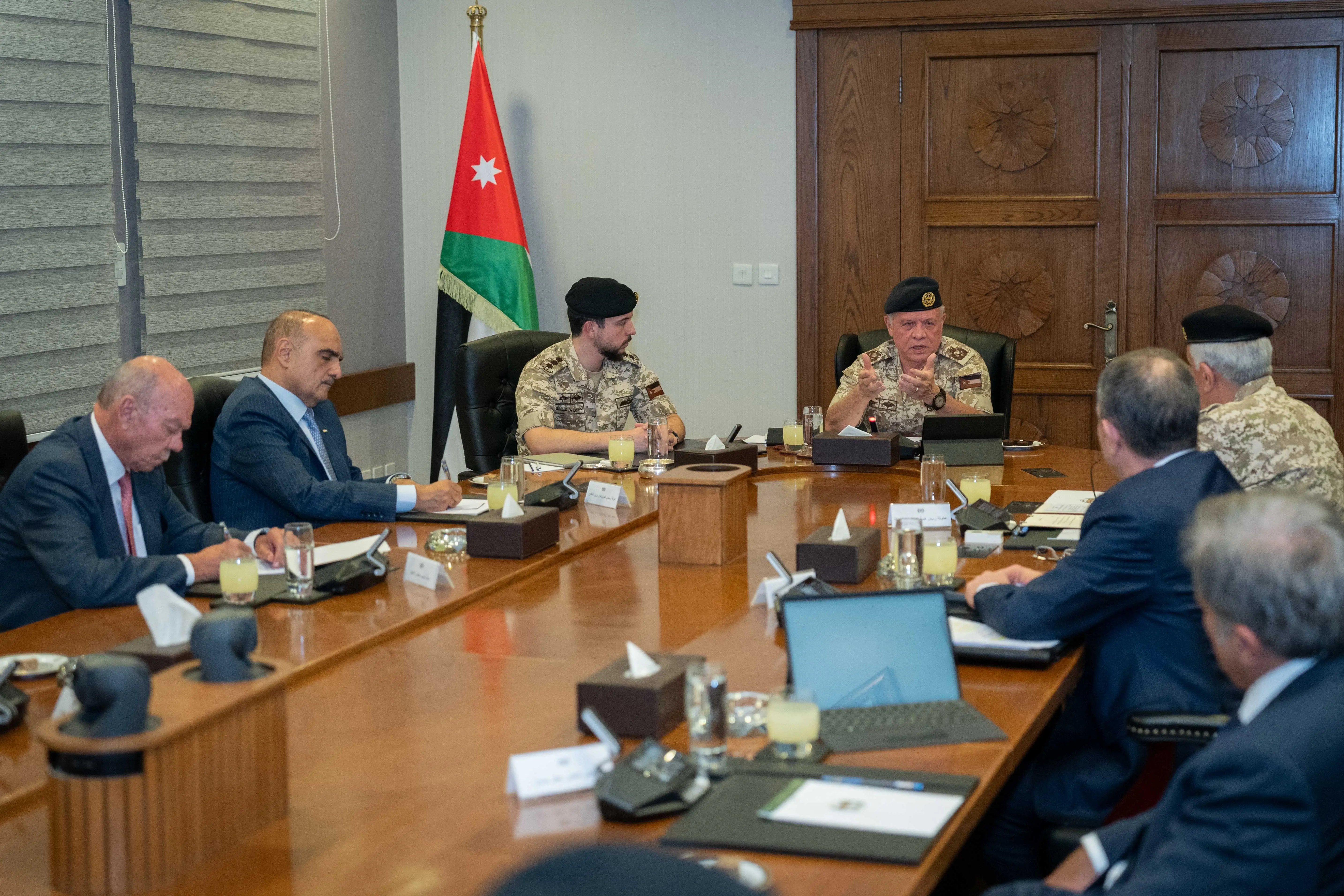 King chairs meeting at JAF headquarters, reiterates Jordan’s firm rejection of attempts to displace Palestinians