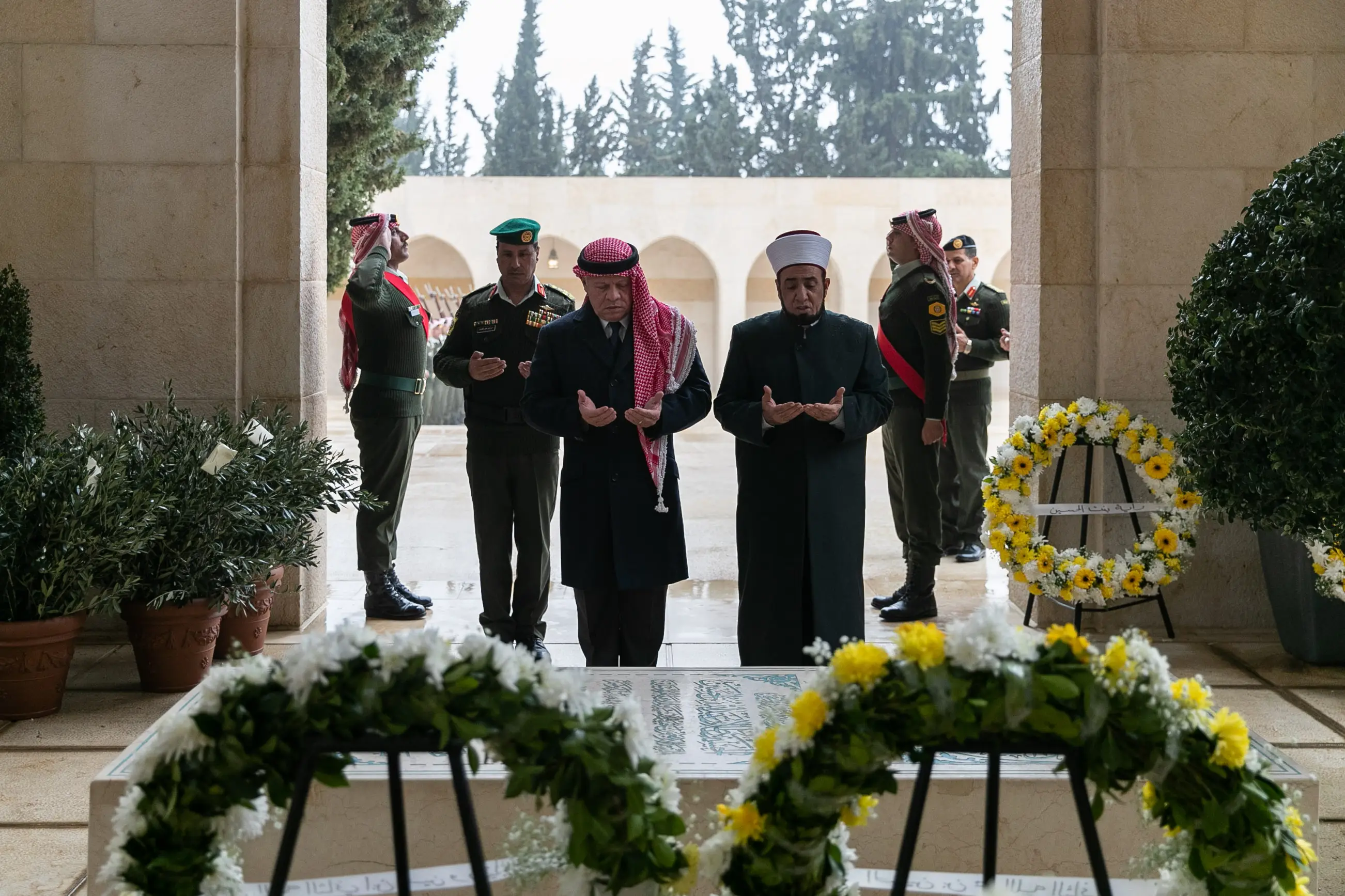 الملك يزور ضريح المغفور له الملك الحسين بن طلال