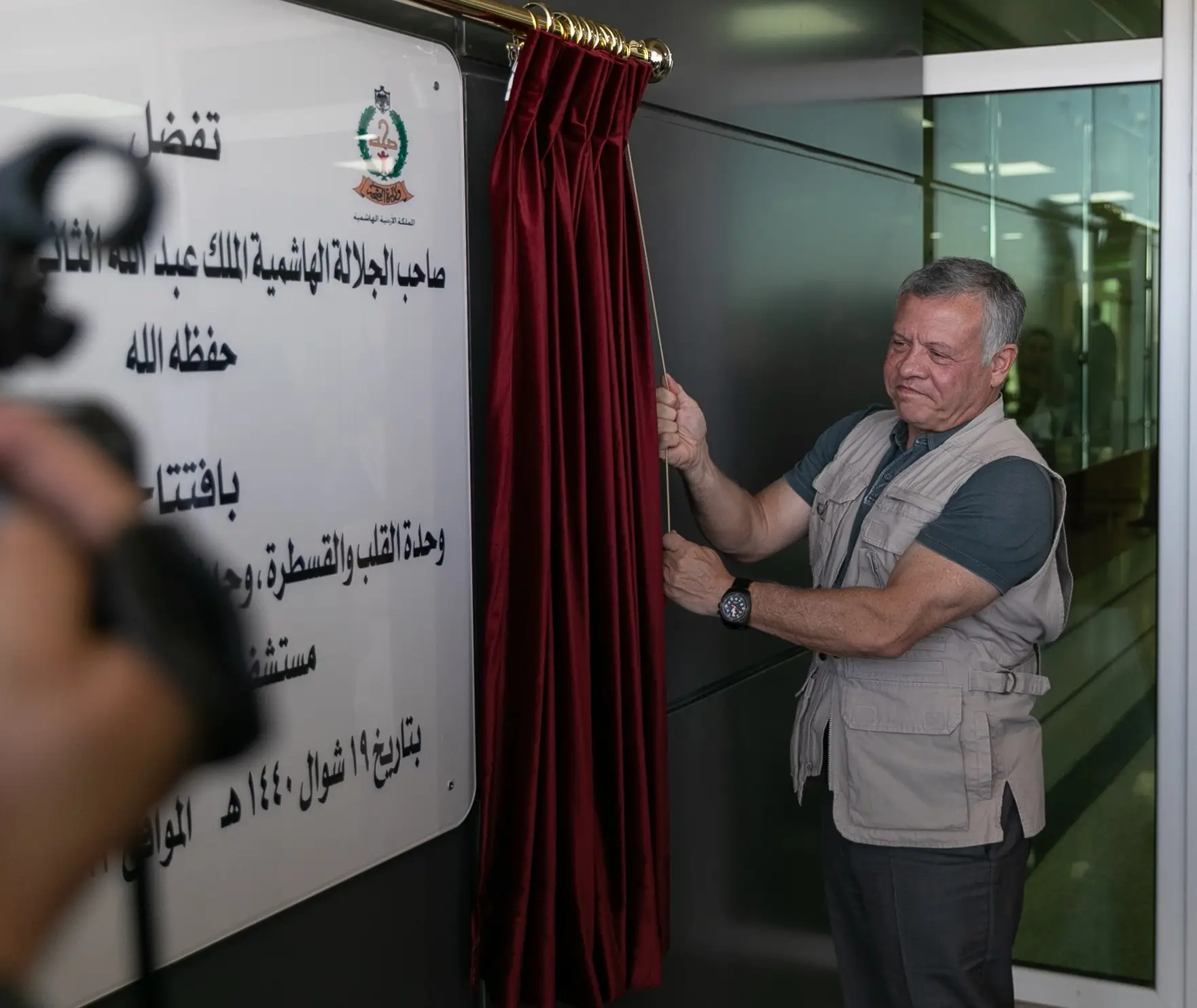 King meets key figures in Karak, inaugurates public hospital’s expansion