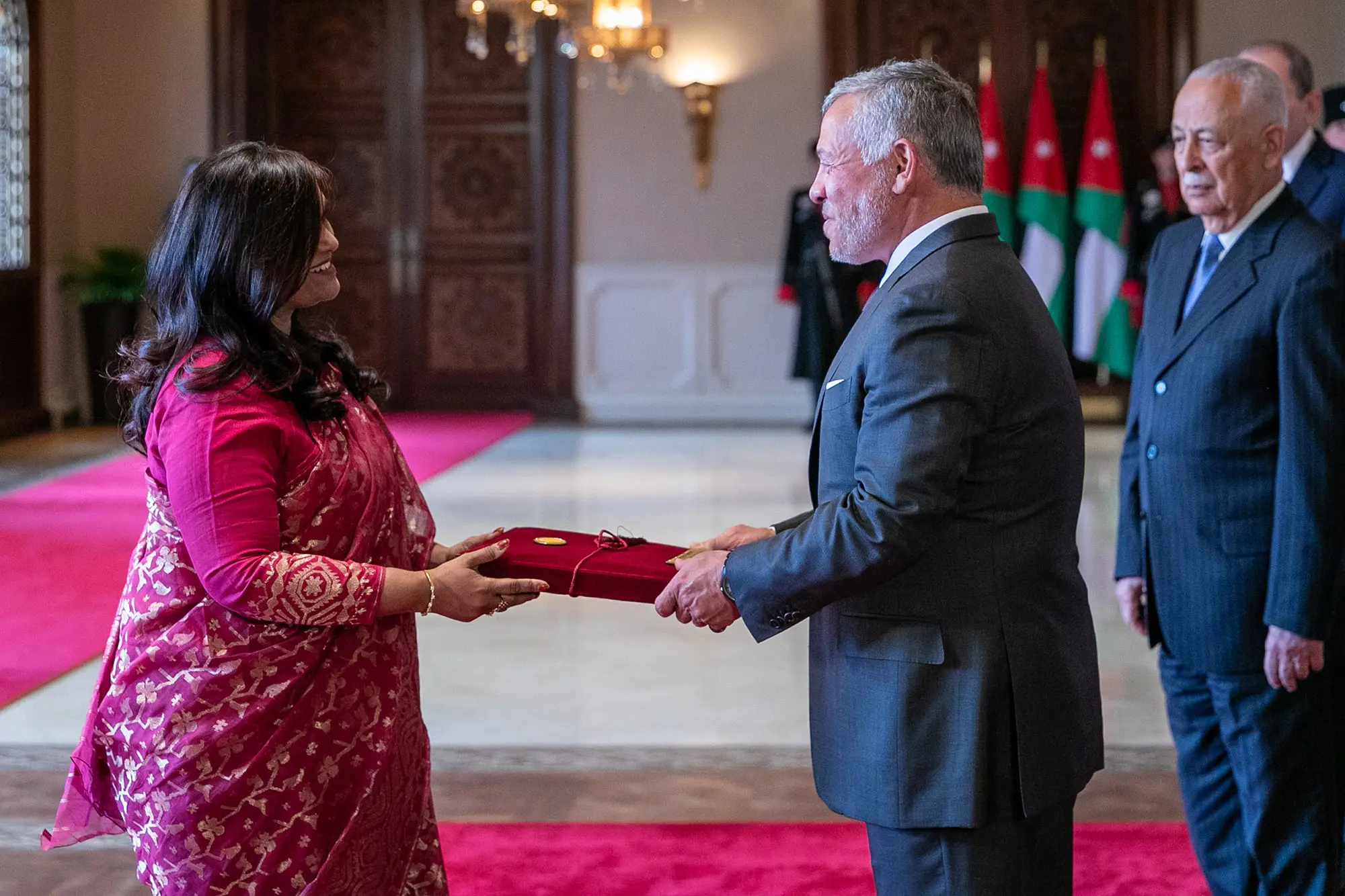 King accepts credentials of new ambassadors to Jordan