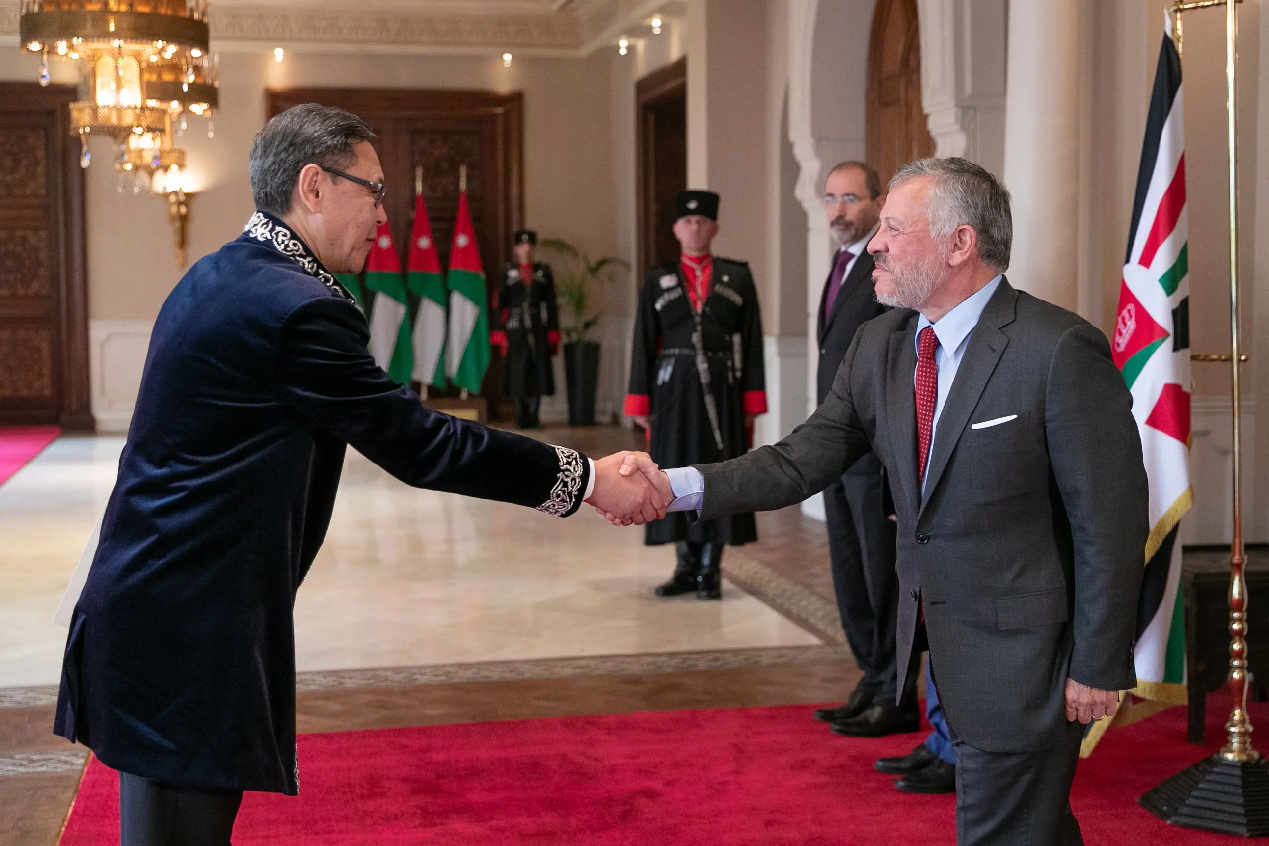 King accepts credentials of new ambassadors to Jorda