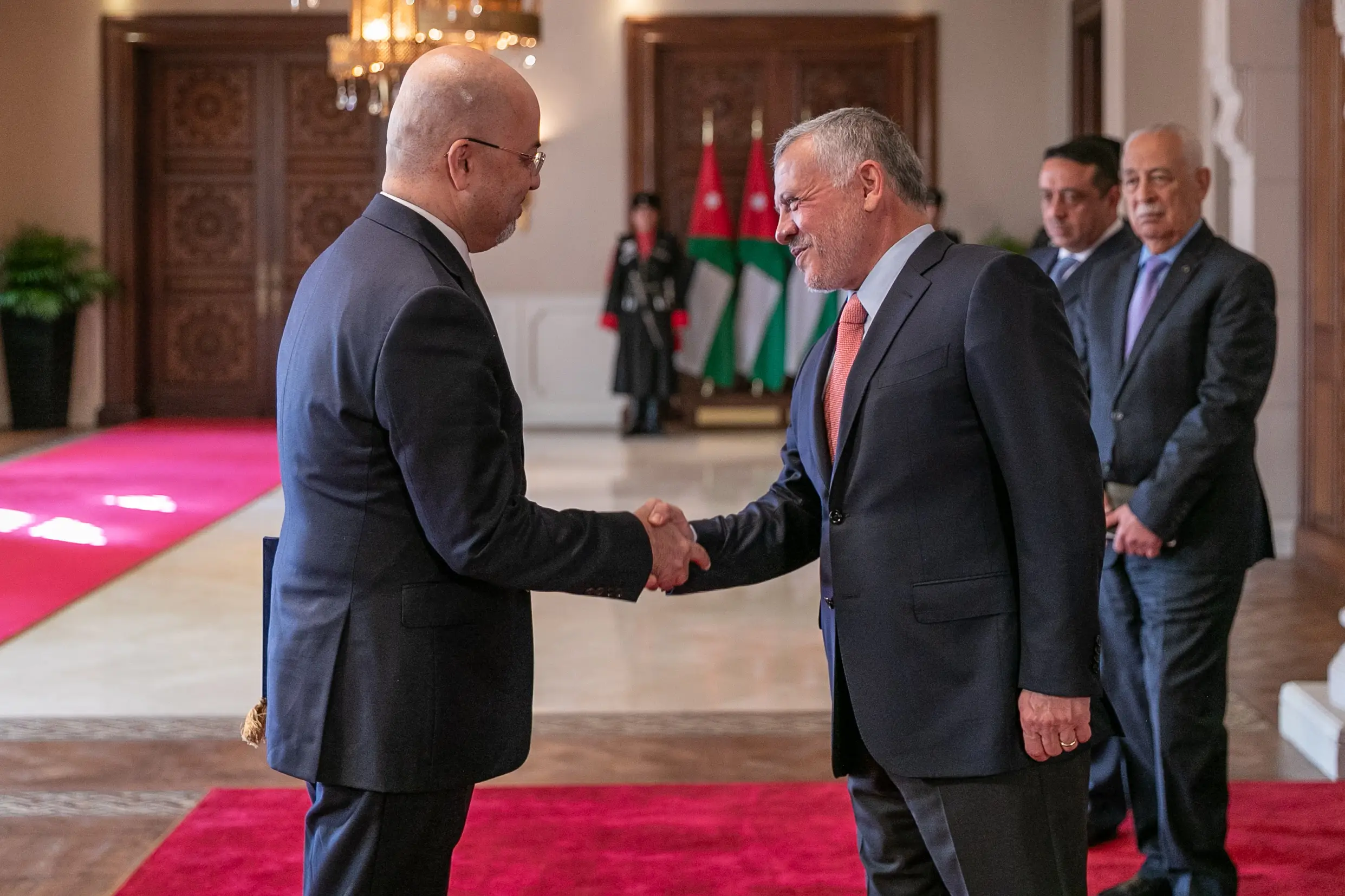 King accepts credentials of new ambassadors to Jordan