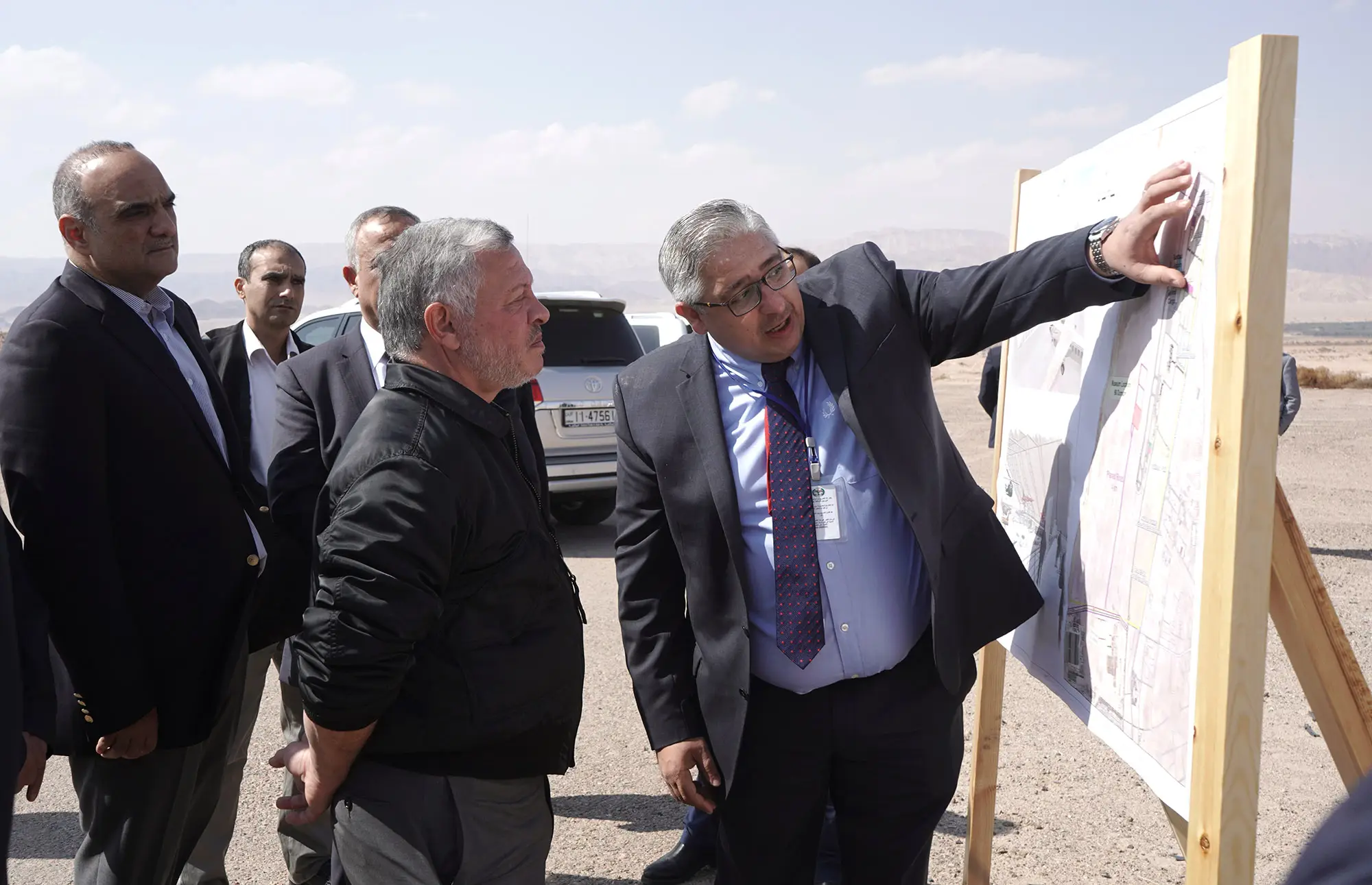 الملك يواصل من العقبة جولته إلى الجنوب، ويؤكد أهمية وضع إطار زمني وتحديد الأولويات لخطة عمل قطاعي الاستثمار والسياحة