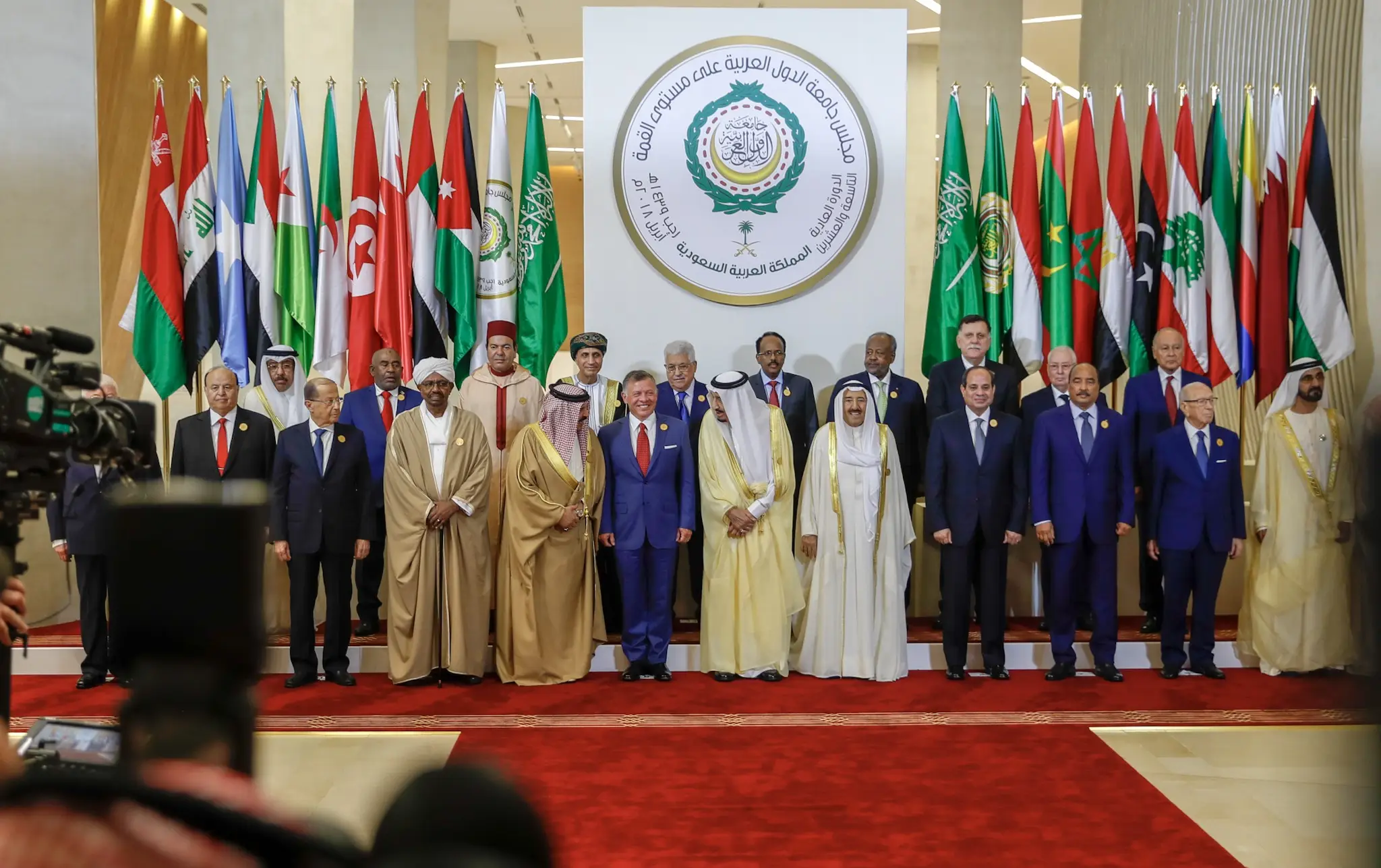 King delivers opening speech at Arab Summit, heads Jordanian delegation