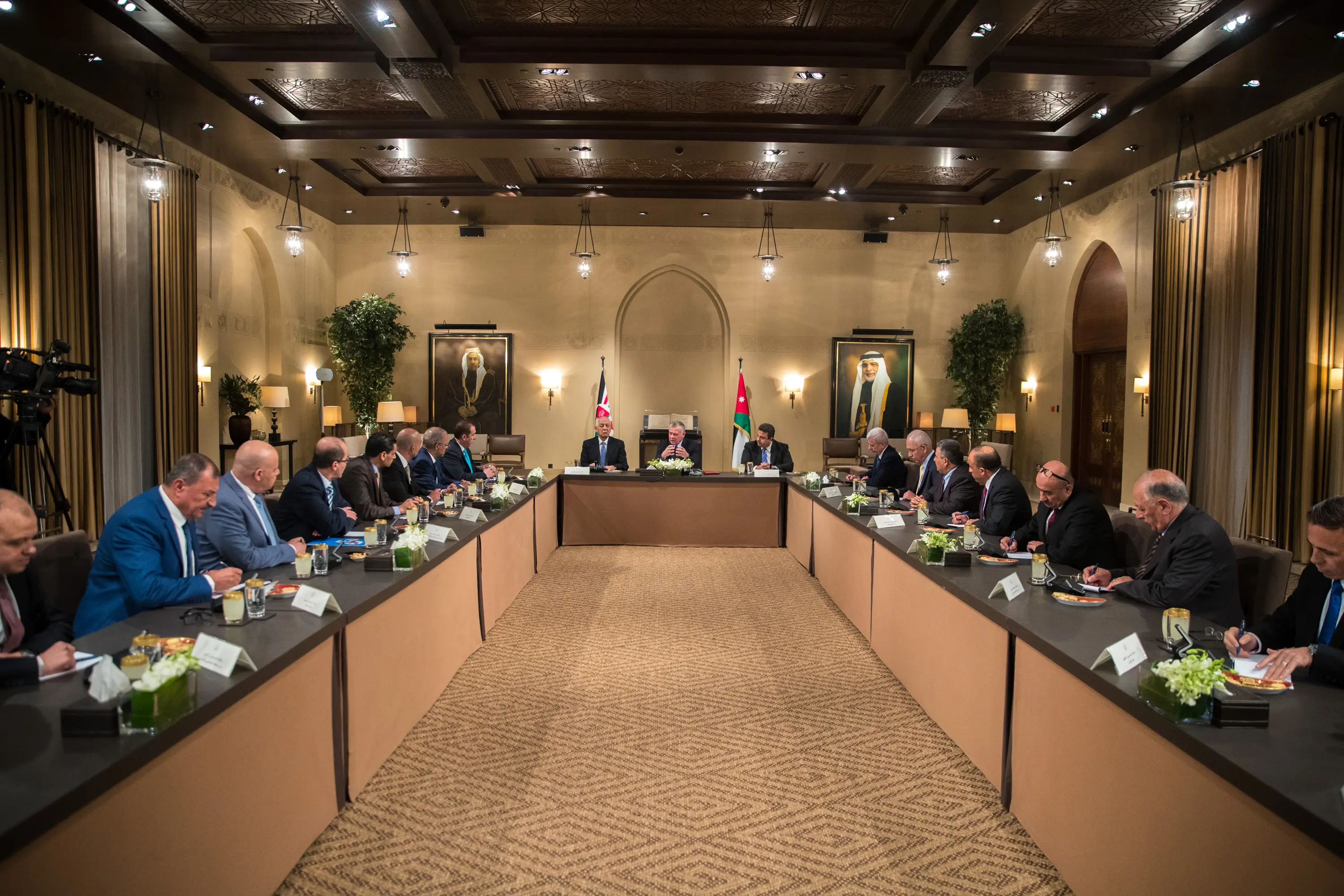 King meets presidents of professional associations, stresses syndicates’ important role