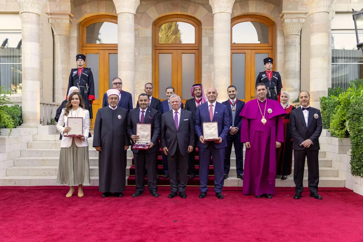 King bestows medals on distinguished Jordanians on 77th Independence Day