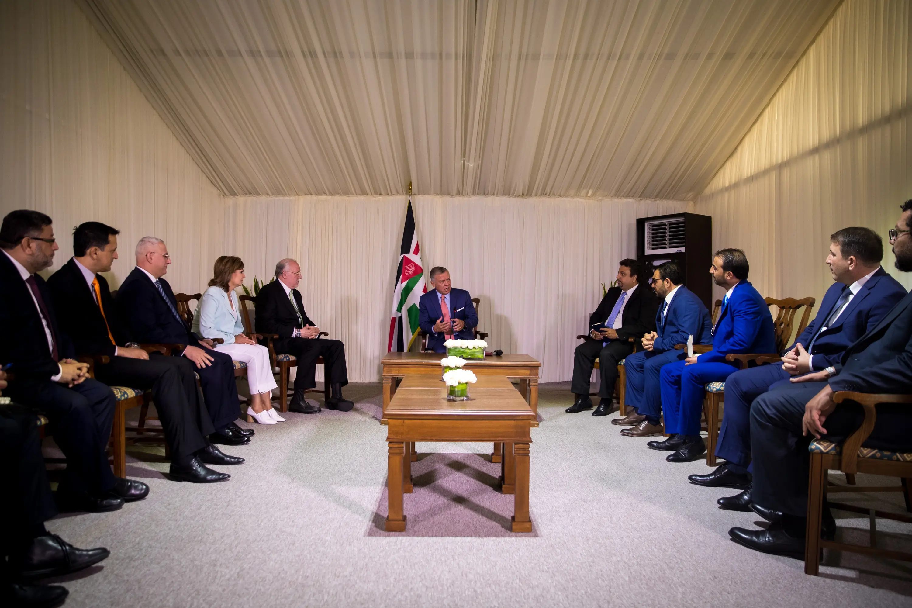 King meets with chief editors, publishers of news websites