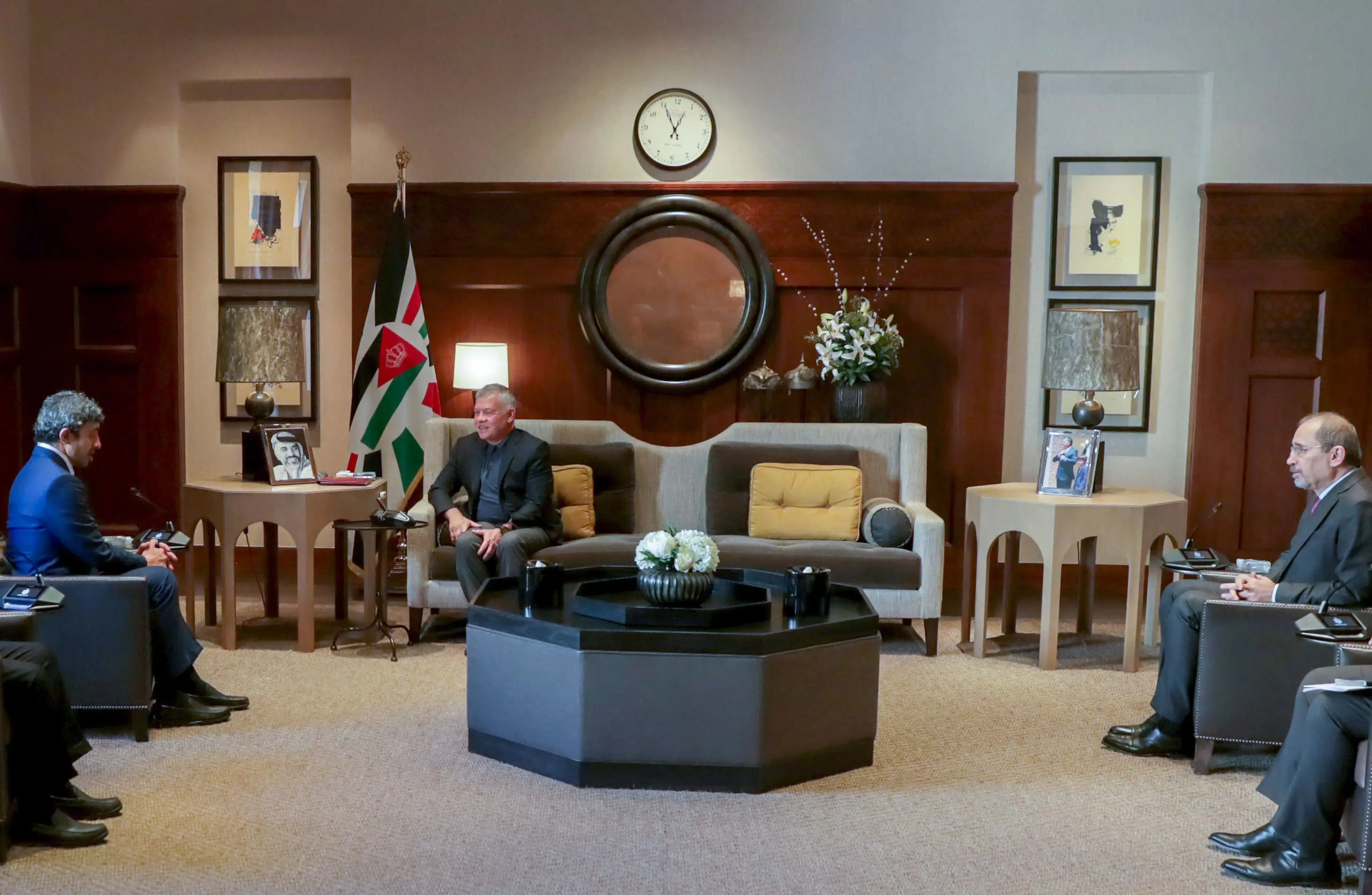 الملك يستقبل وزير الخارجية والتعاون الدولي الإماراتي