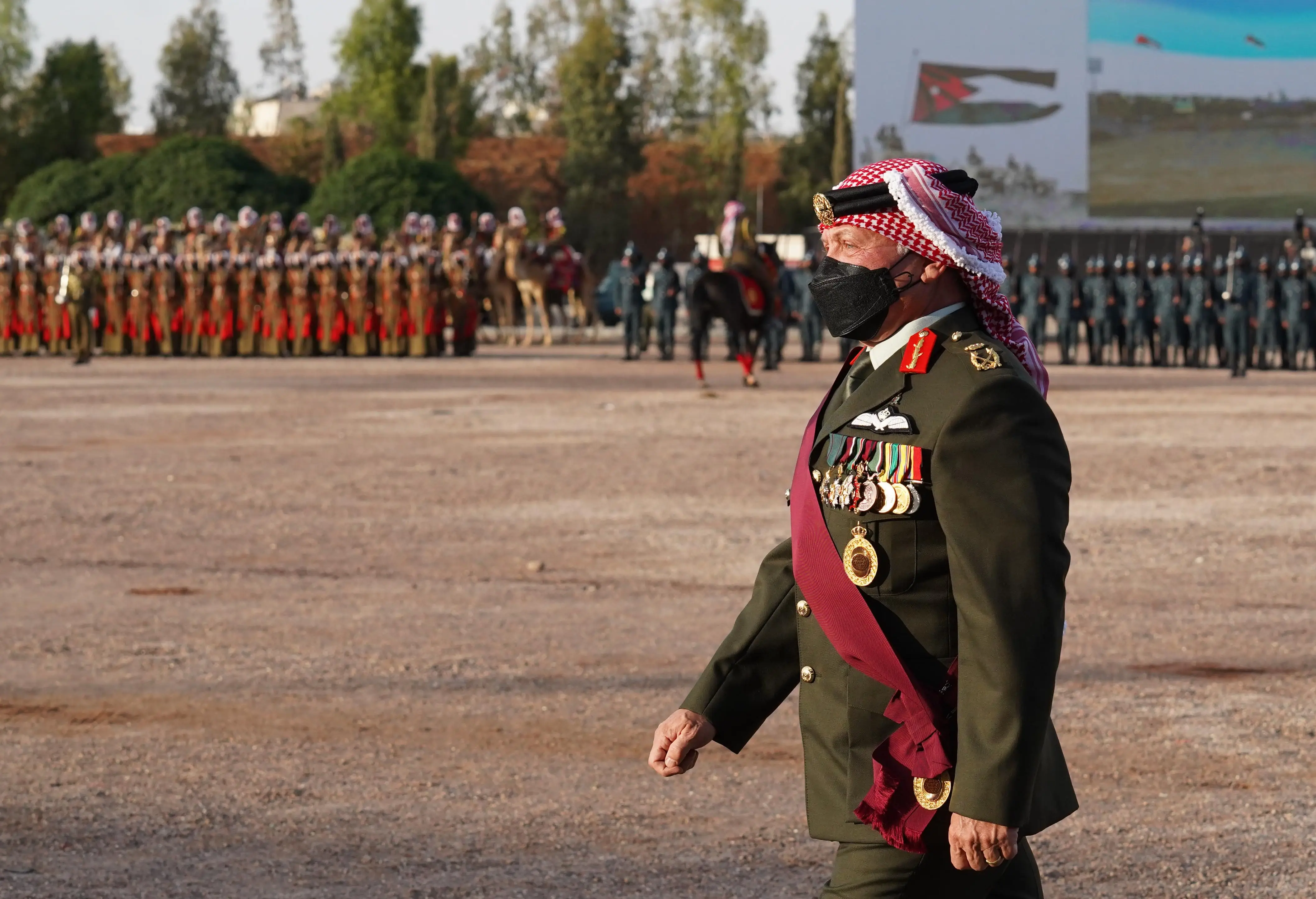 King attends JAF, security agencies’ ceremony marking Jordan’s centennial