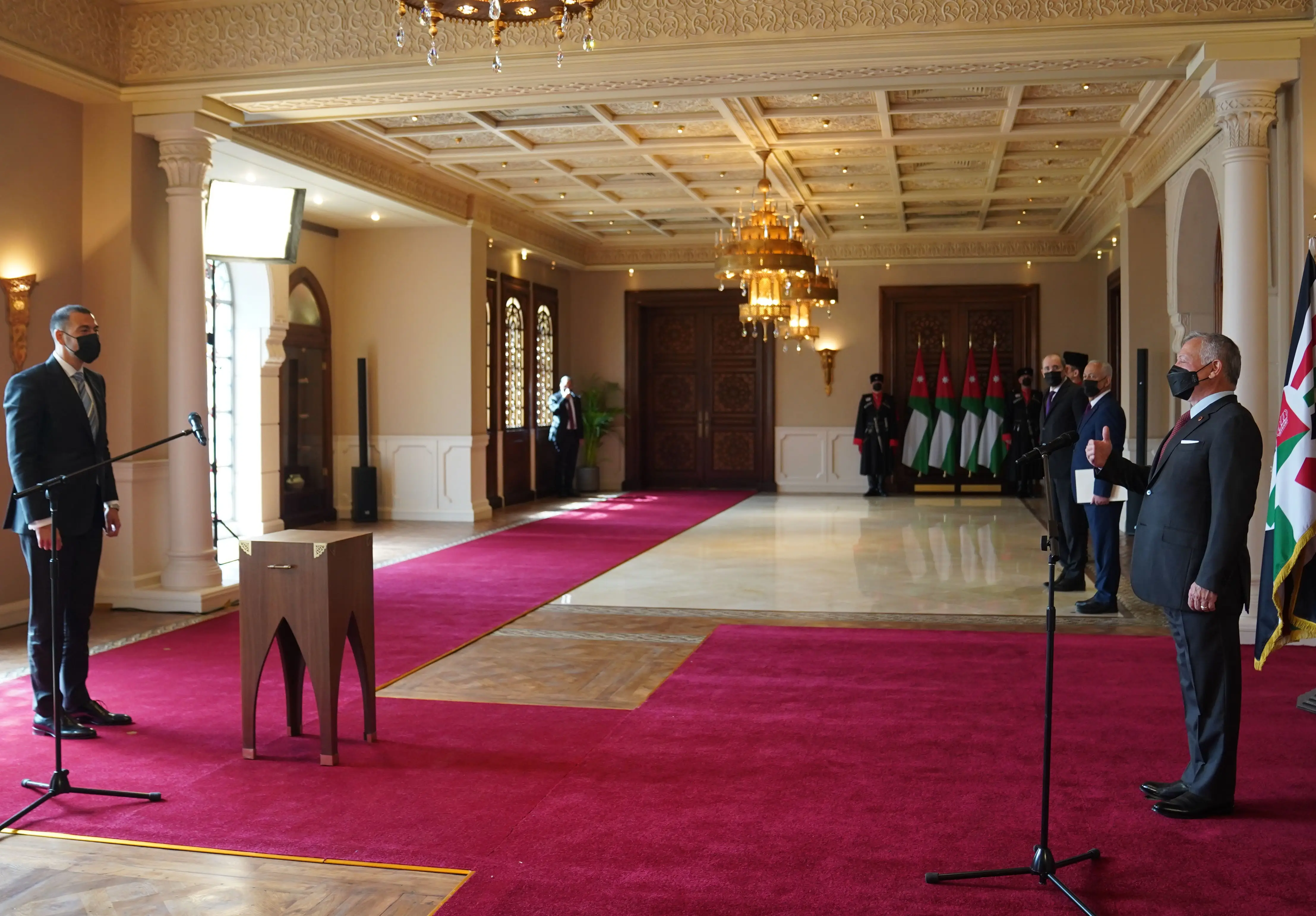 King accepts credentials of new ambassadors to Jordan