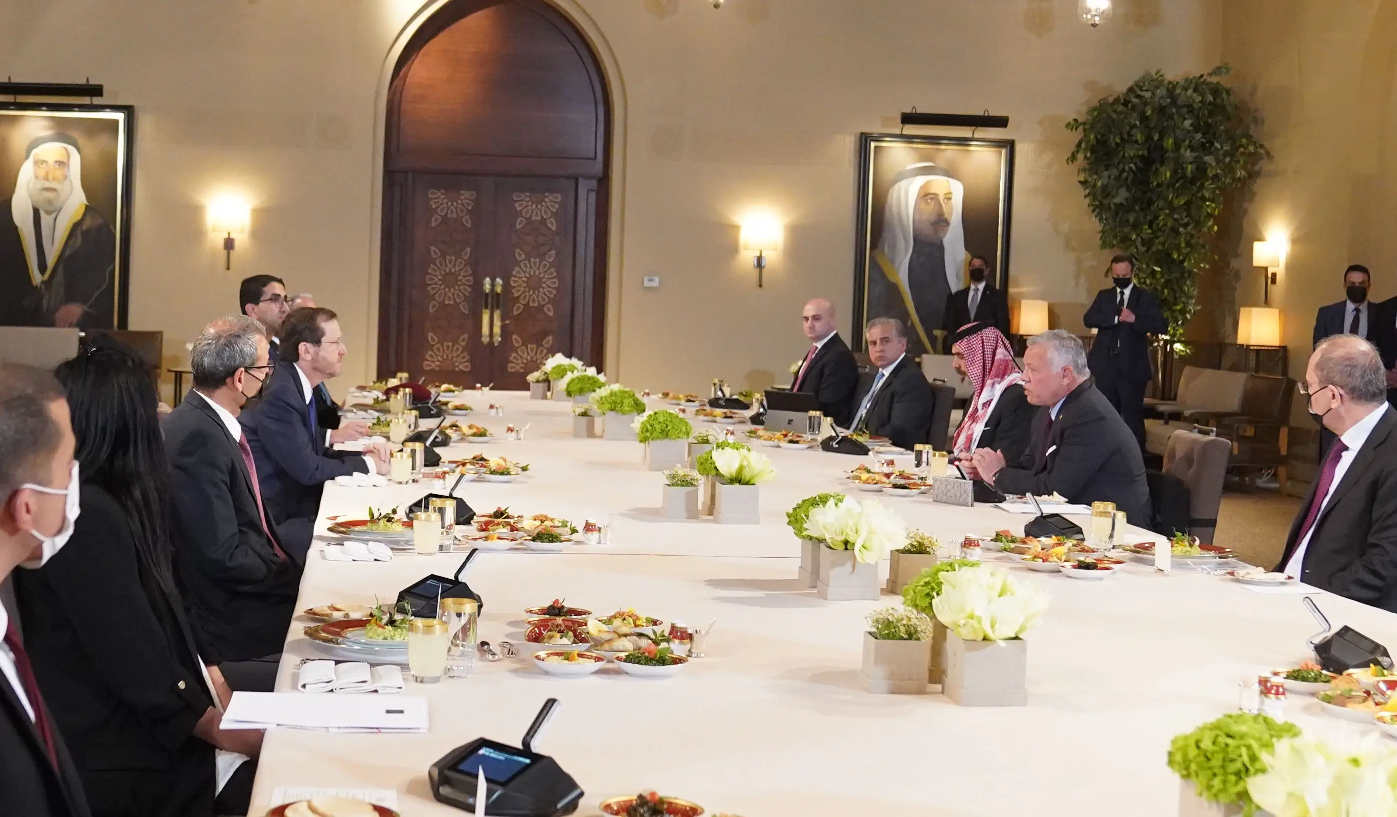 King receives Israeli president, reaffirms need to work to achieve peace