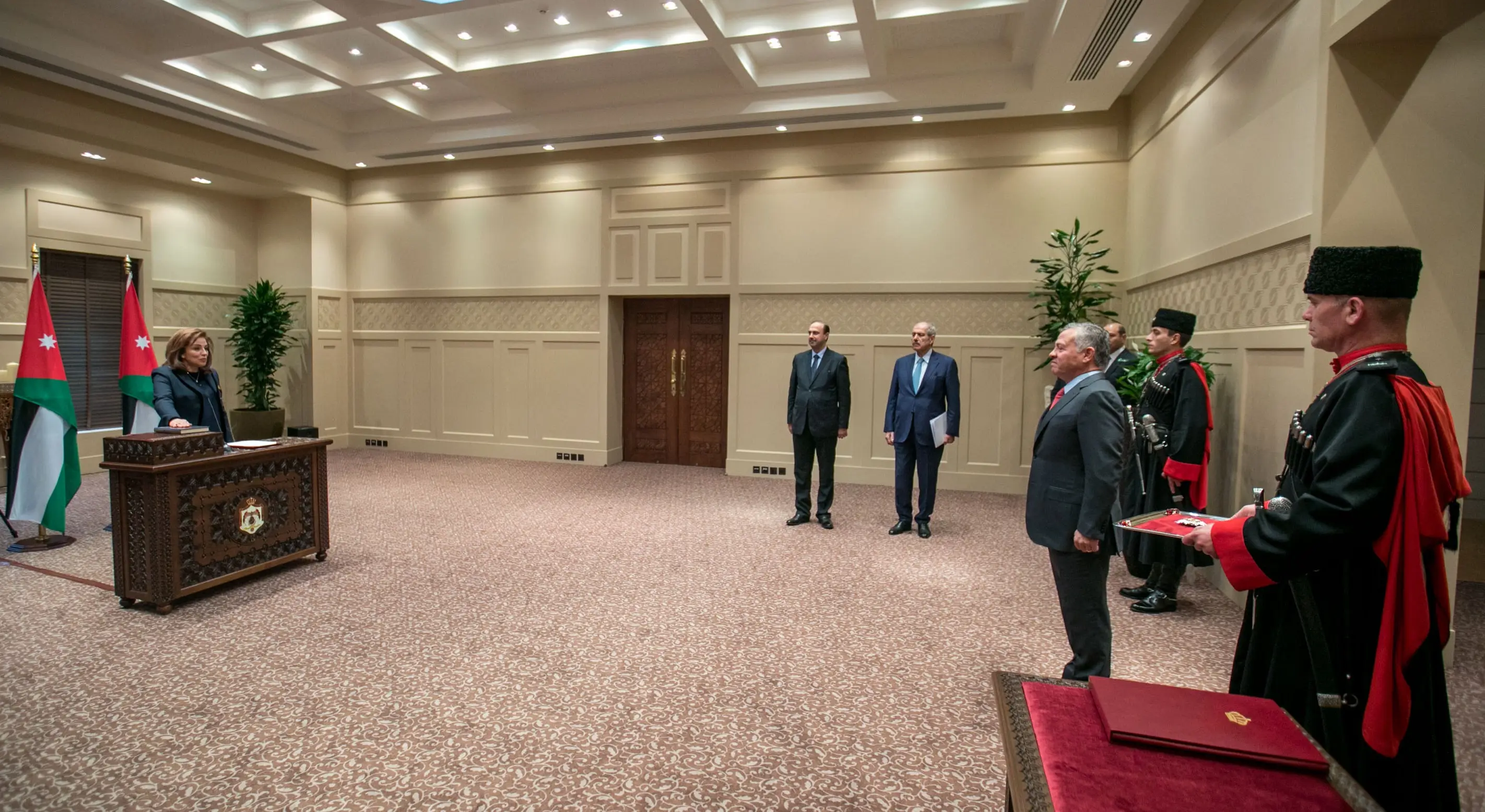 King swears in Hawamdeh as ambassador to Spain