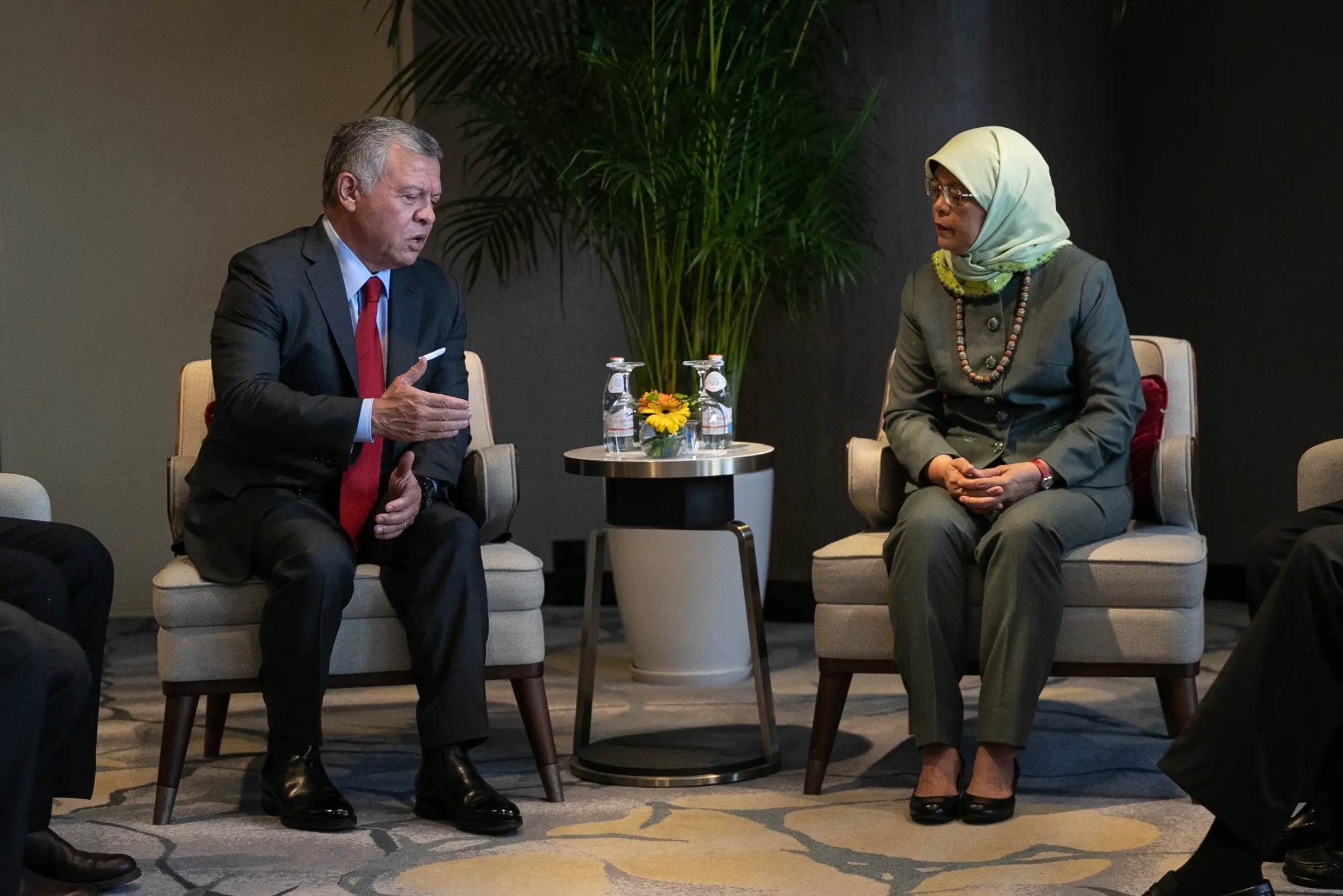 King holds talks with Singaporean president, PM