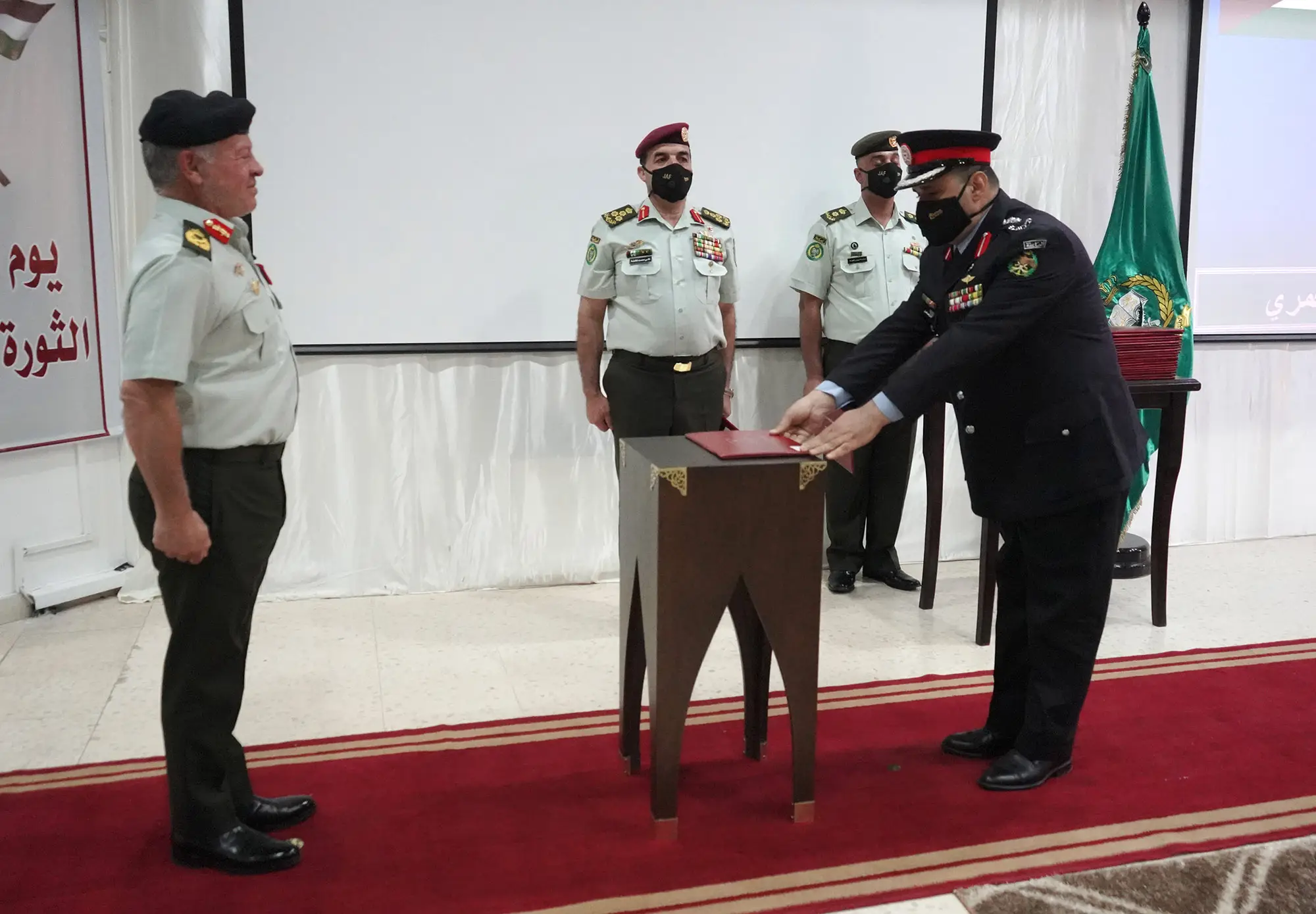 King attends Royal Jordanian National Defence College graduation ceremony
