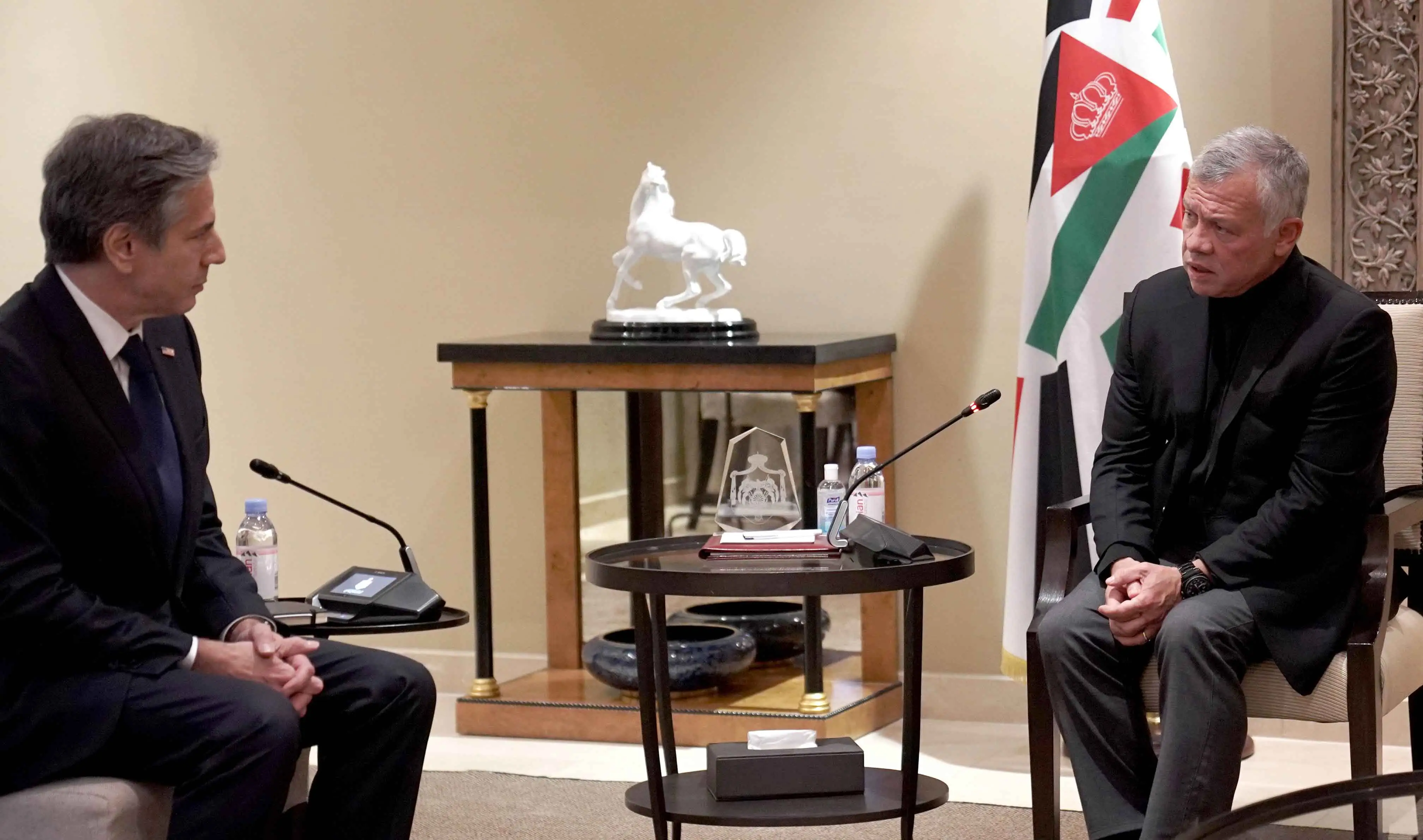 King receives US secretary of state, commends decisions to reopen Jerusalem consulate, resume UNRWA support