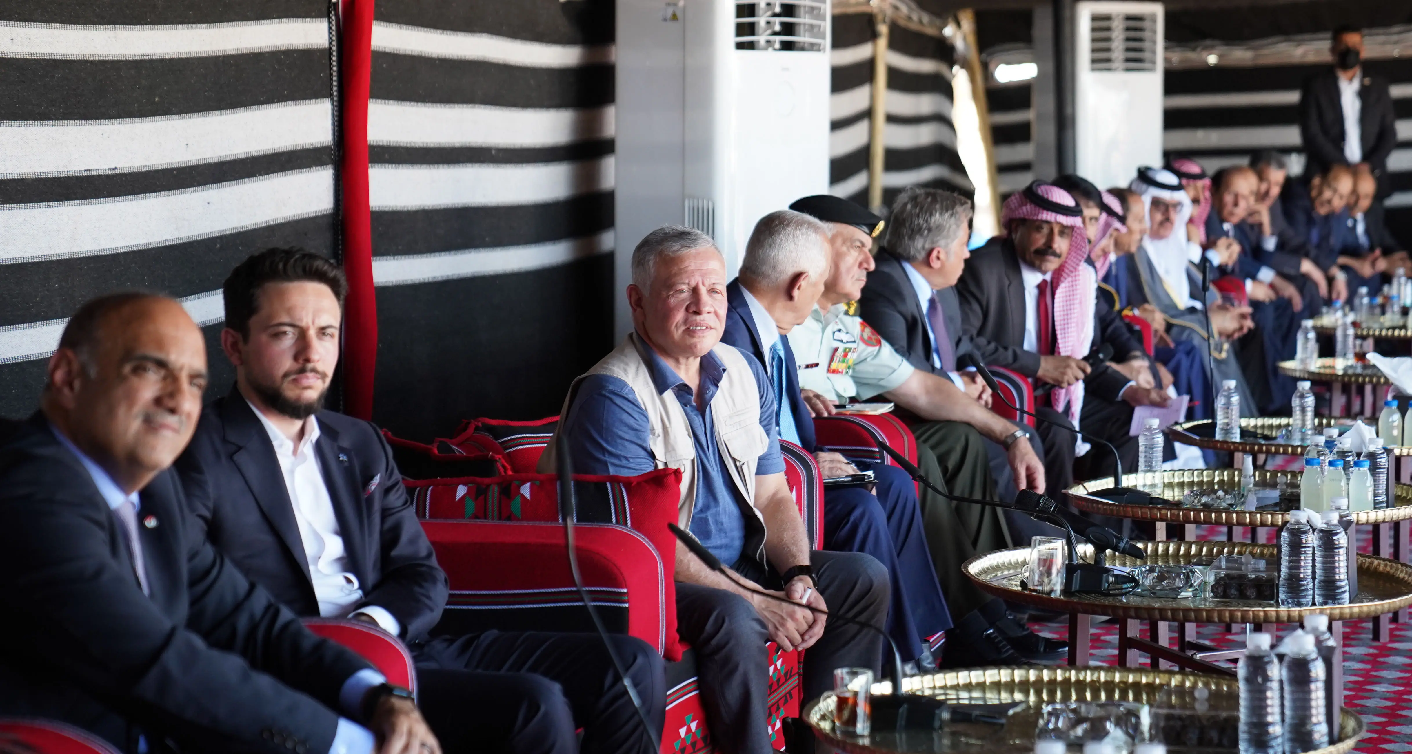 الملك يلتقي شيوخا ووجهاء وممثلين عن المجتمع المحلي في البادية الشمالية