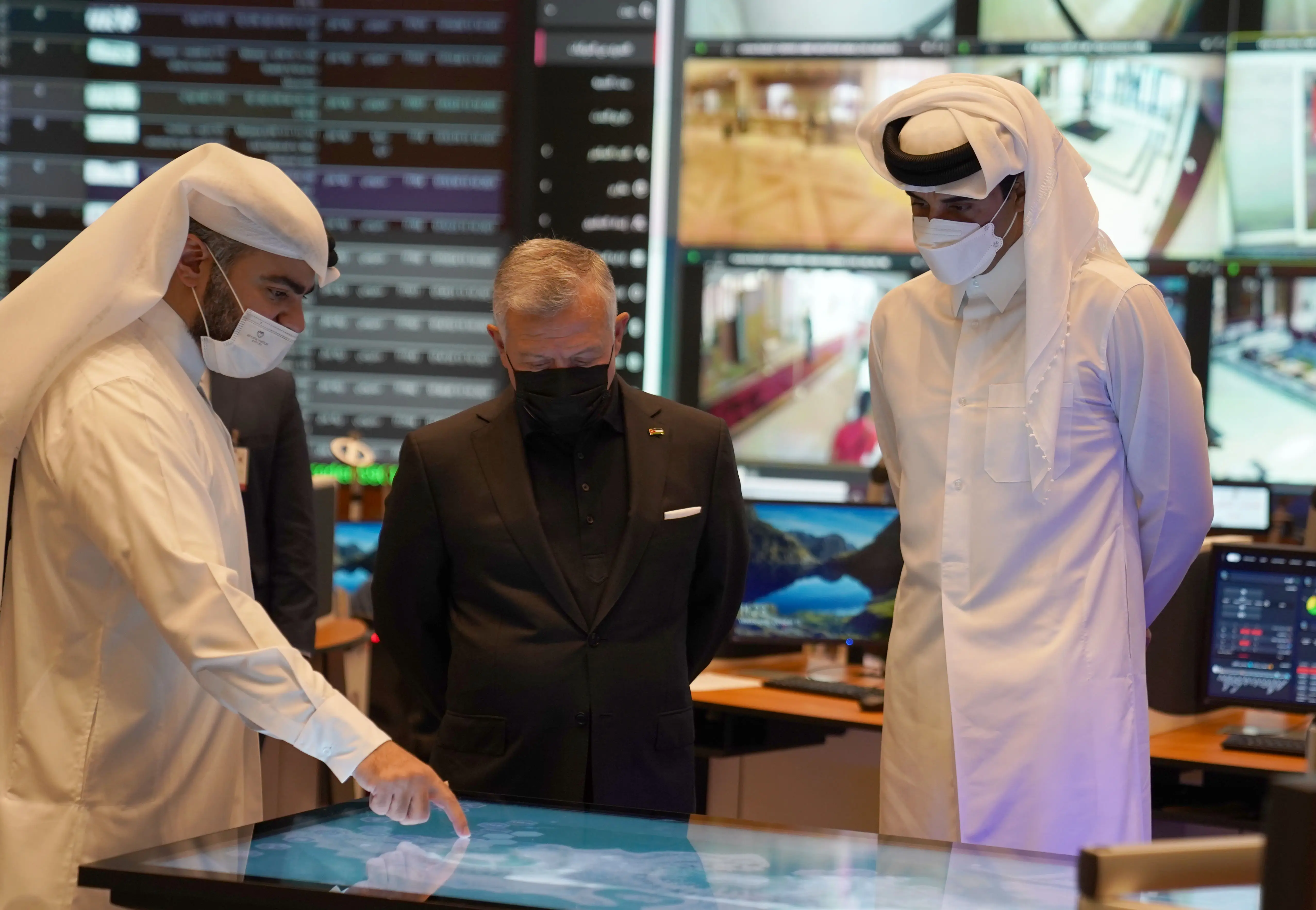 الملك وأمير قطر يطلعان على غرفة عمليات أمن بطولة كأس العالم بالدوحة